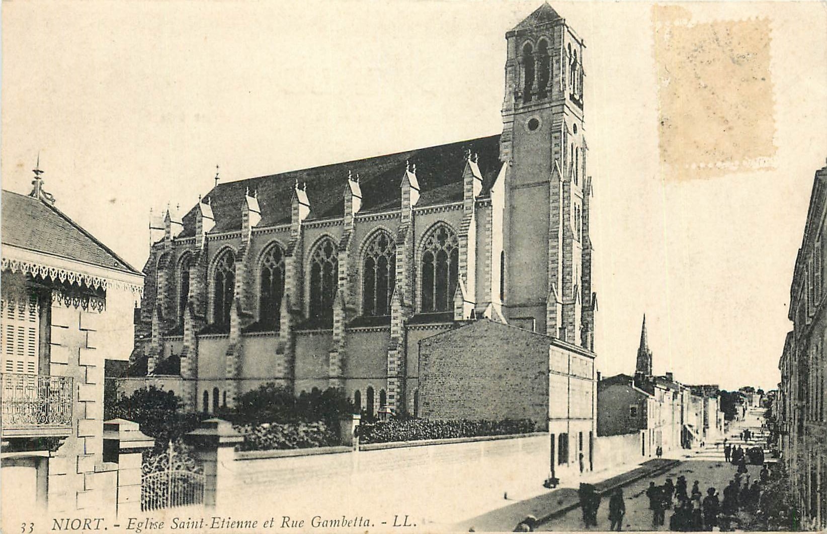 CPA Niort Eglise Saint Etienne et rue Gambetta