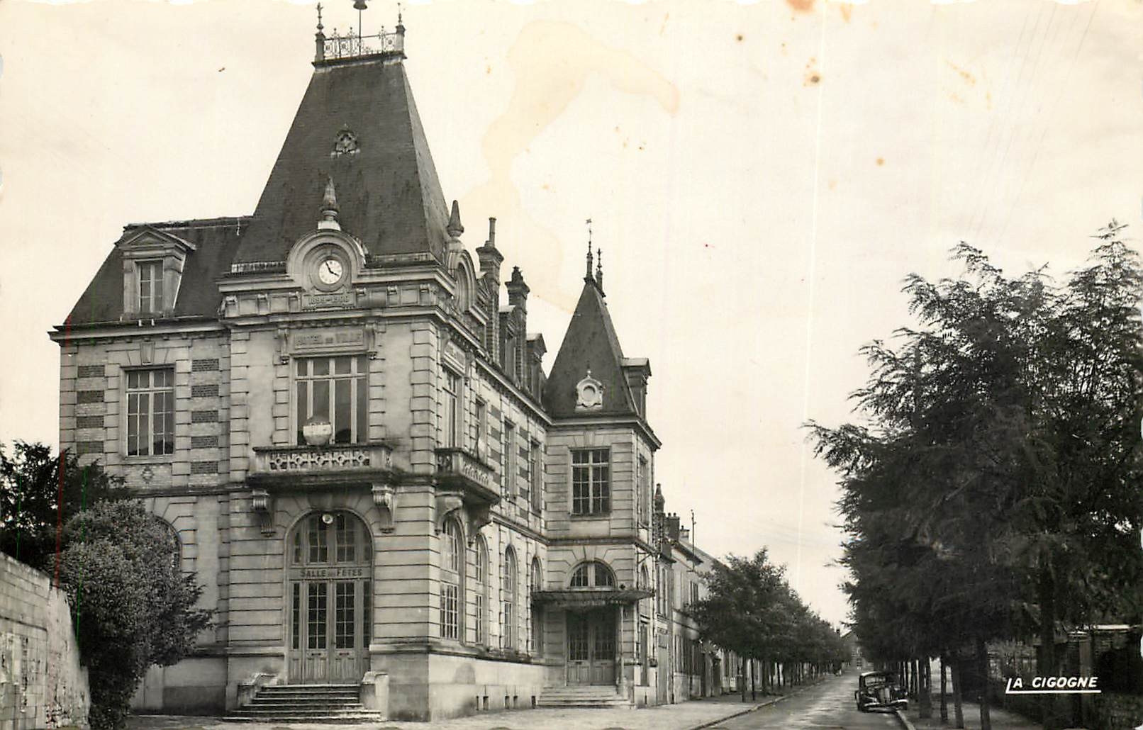 CPA Neuilly en Thelle (Oise) Hotel de Ville et Avenue des Cinq Martyrs