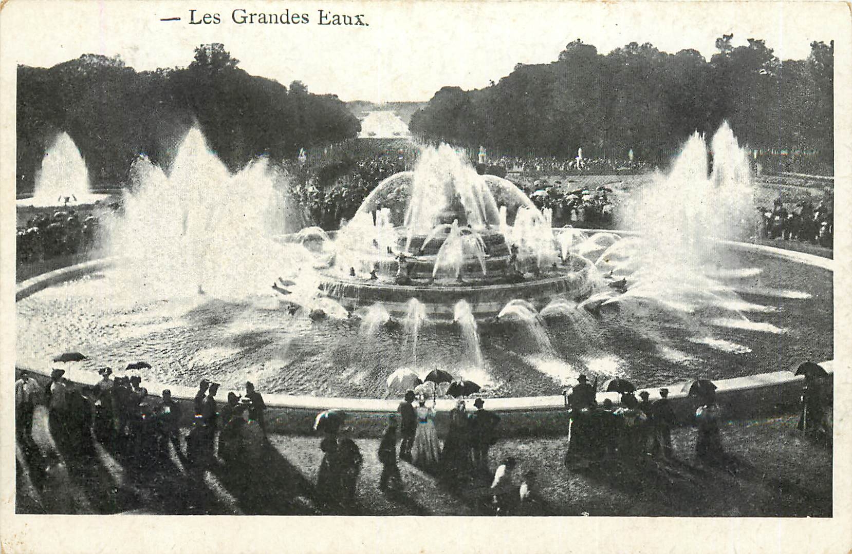 Les Grandes Eaux — Fontaine monumentale avec foule — Éditeur non identifié - Recto