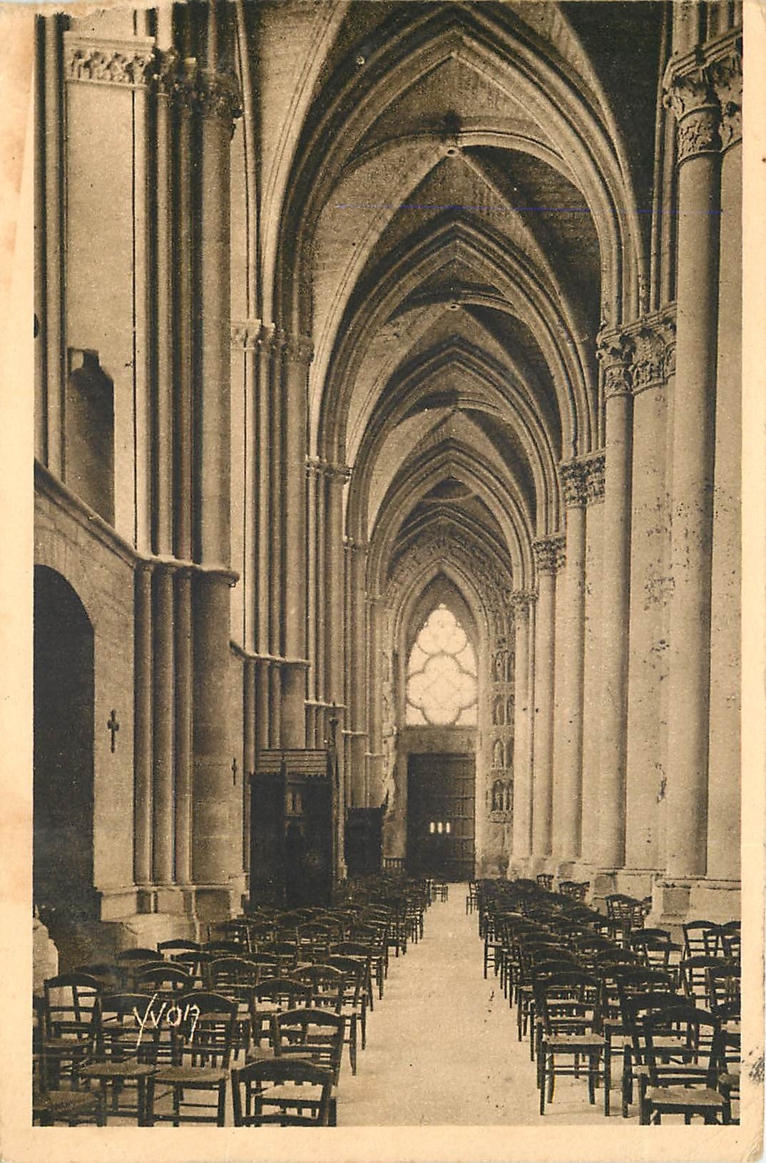 Intérieur de la cathédrale de Reims — vue de la nef — éditeur Yvon, n°107