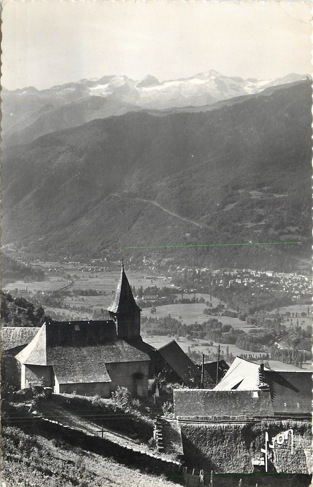 Village de SODE (Hte-Garonne) — Au fond, Luchon, Hôtel de Superbagnères et massif des Crachiques — Les Éditions d'Art