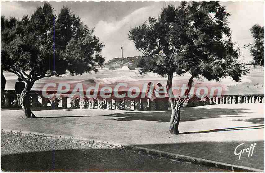 CPA En Pays Basque Biarritz (B P) Le Phare et la Promenade des Pamaris