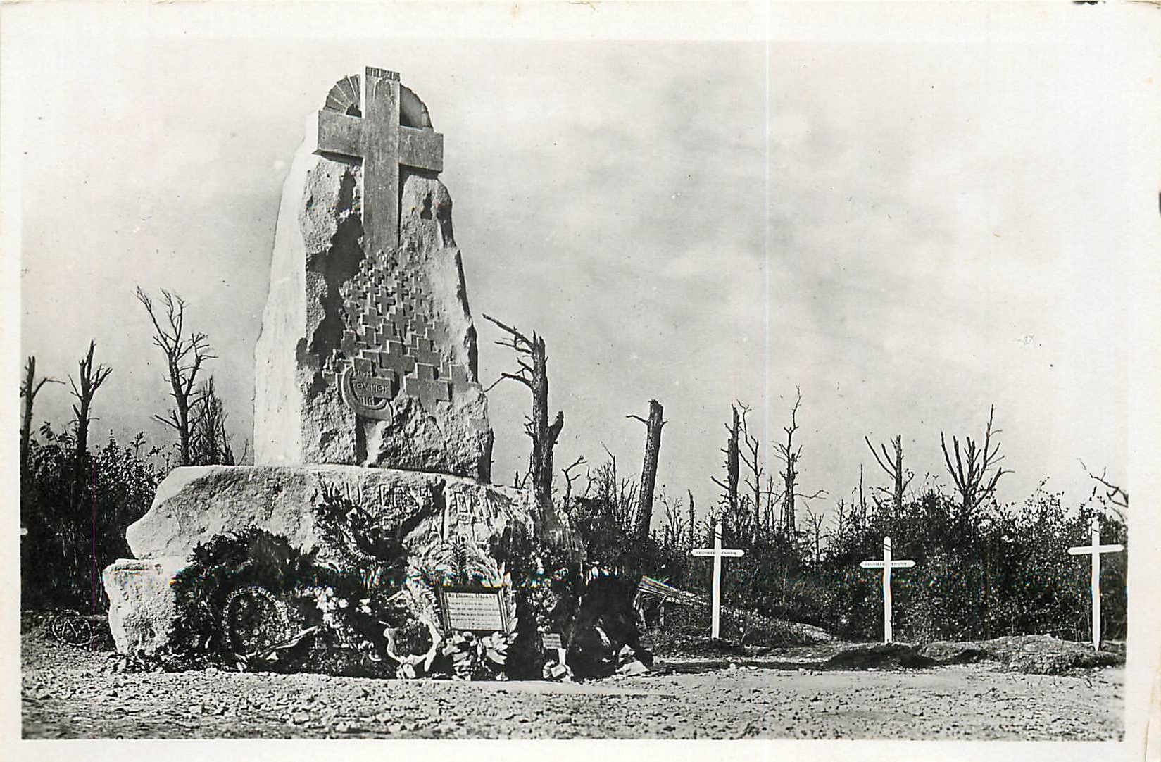 CPA Monument eleve au bois des Caures a la Memoire du Colonel Driant tue le 22 fevrier 1916 et aux C