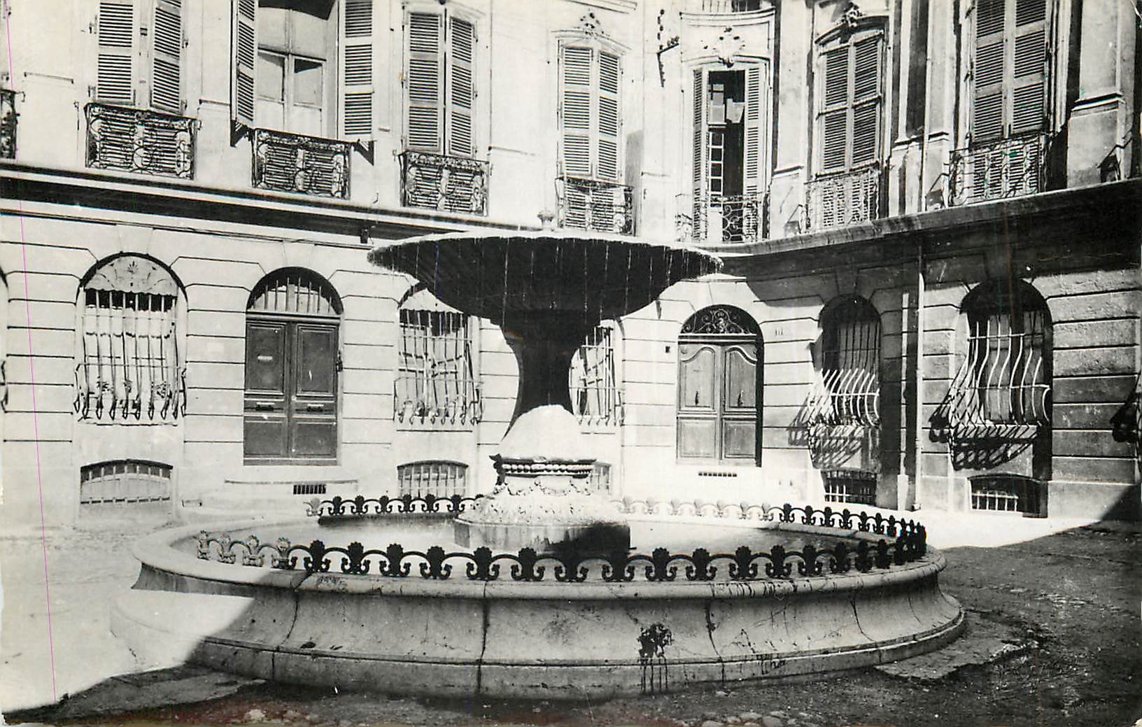 Fontaine et Place d'Albertoz — Aix-en-Provence — Éditions Clopier & Cie