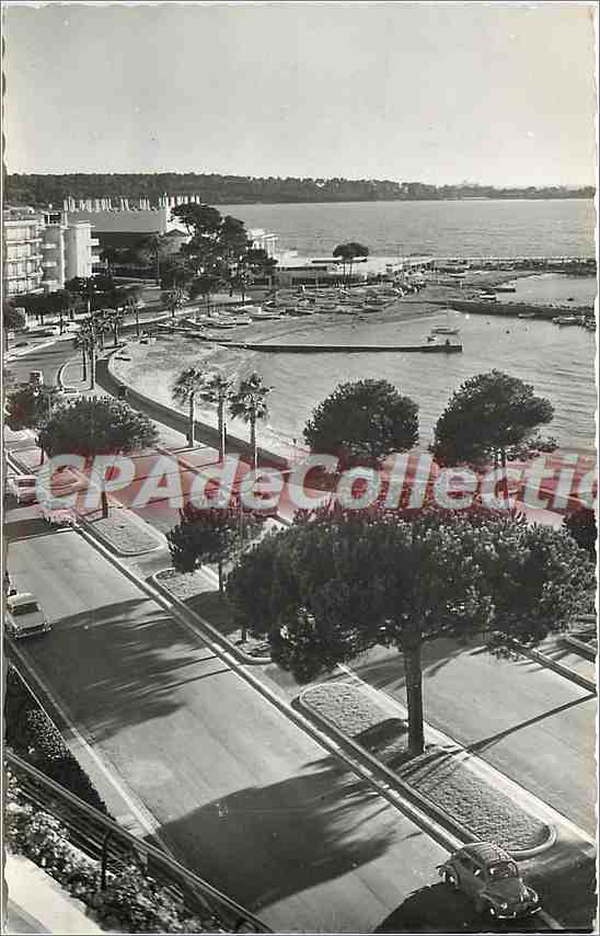 CPA Cannes la promennade de la Croisette dans le fond le casino du Palm Beach et l'Ile Seinte Margue
