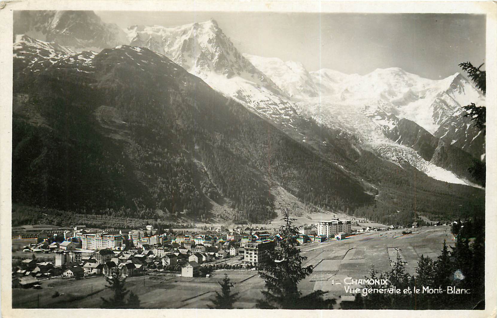 Chamonix — Vue générale et le Mont-Blanc — Photo-édit. GAY-COUTTET