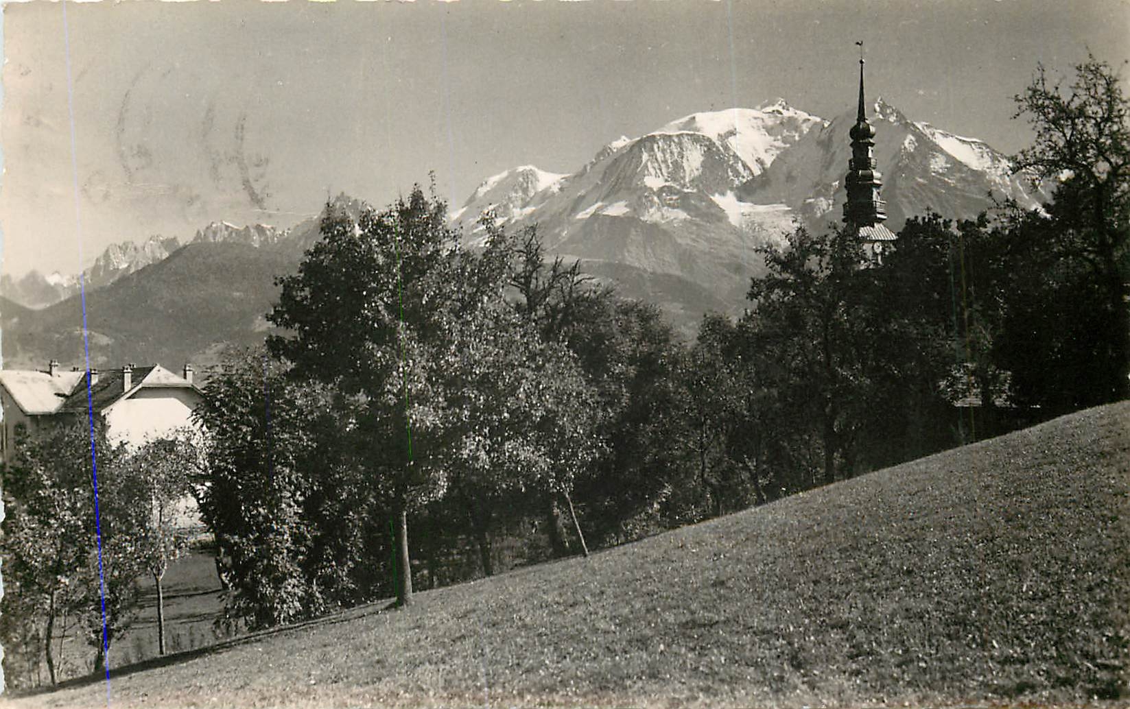 Combloux (Haute-Savoie) — La Pension « Fleurs des Alpes », le clocher et le Mont-Blanc — Hiveri