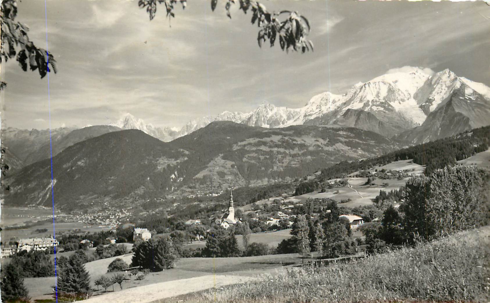 CPA Combloux (Hautes Savoie) alt 1000 m vue generale et le Mont Blanc second plan les Fayet Saint Ge