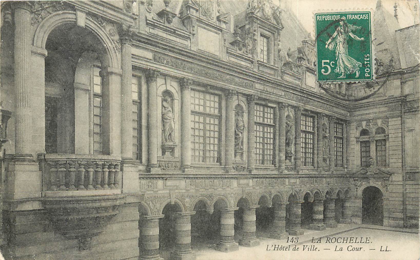 CPA La Rochelle L'Hotel de Ville la Cour