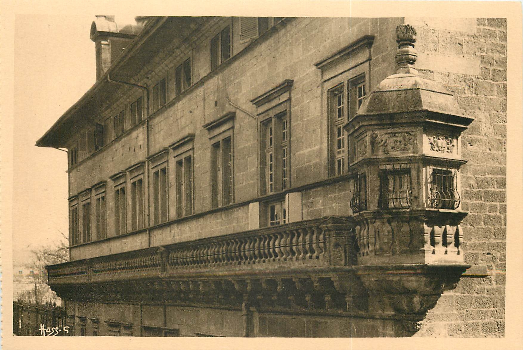 Dole — Hôpital Pasteur — Tourelle d'angle et balcon de pierre sculptés