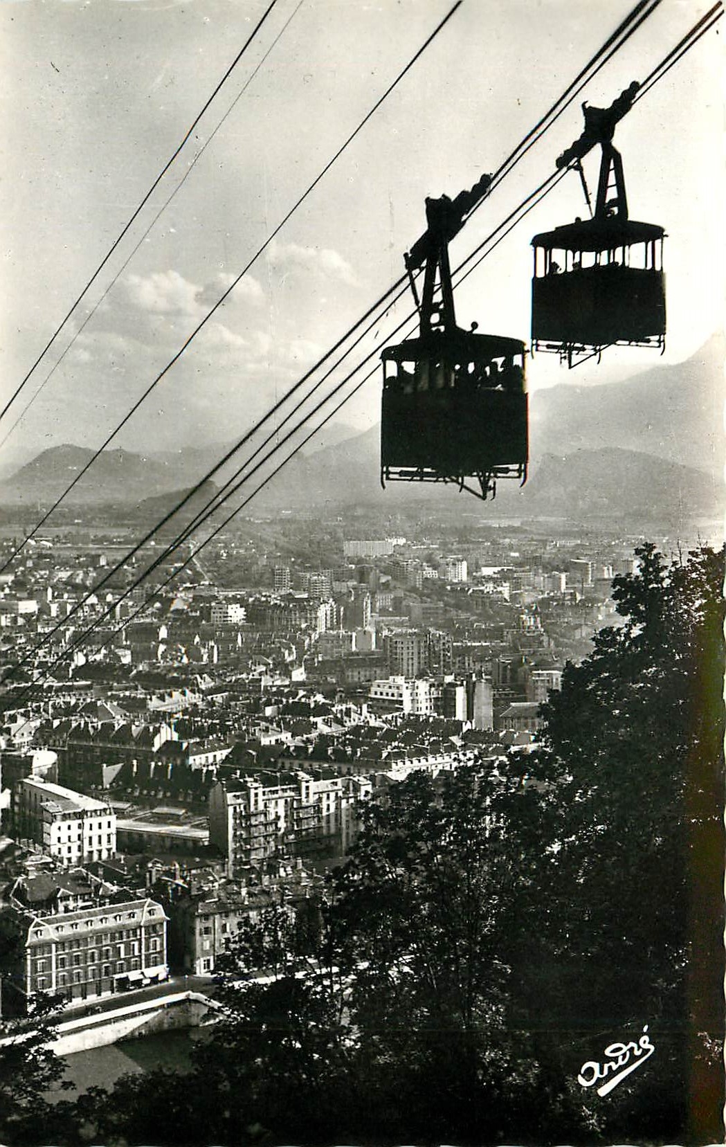 Grenoble — Téléphérique de la Bastille, croisement des deux bennes — Éditions SPADEM, n° 1018