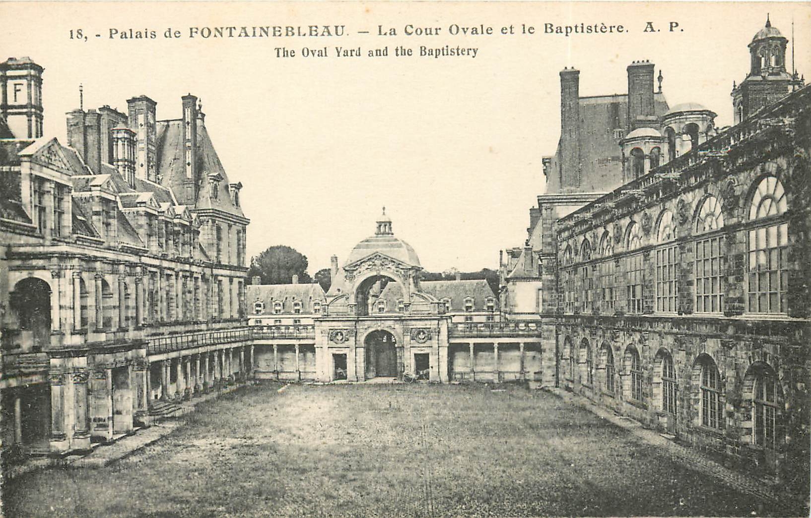 Palais de FONTAINEBLEAU — La Cour Ovale et le Baptistère — A.P.