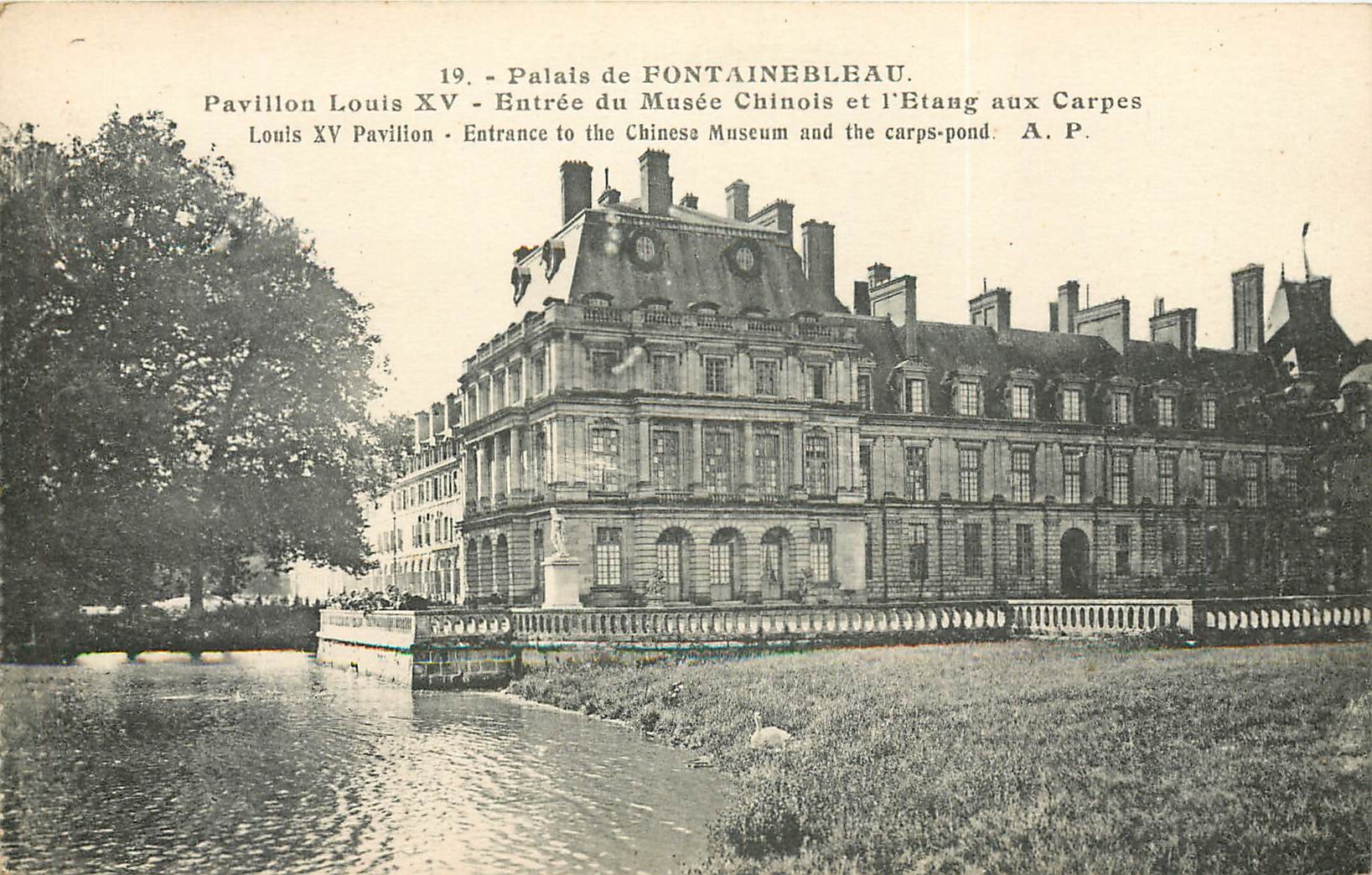 Palacio de Fontainebleau — Pavillon Louis XV y el Estanque de los Carpes — A. P.