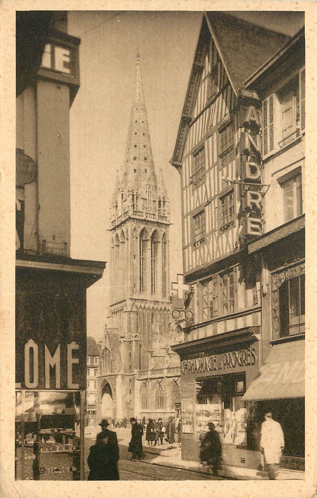 CPA Caen (Calvados) L'Egilse St Pierre vue de la rue St Jean