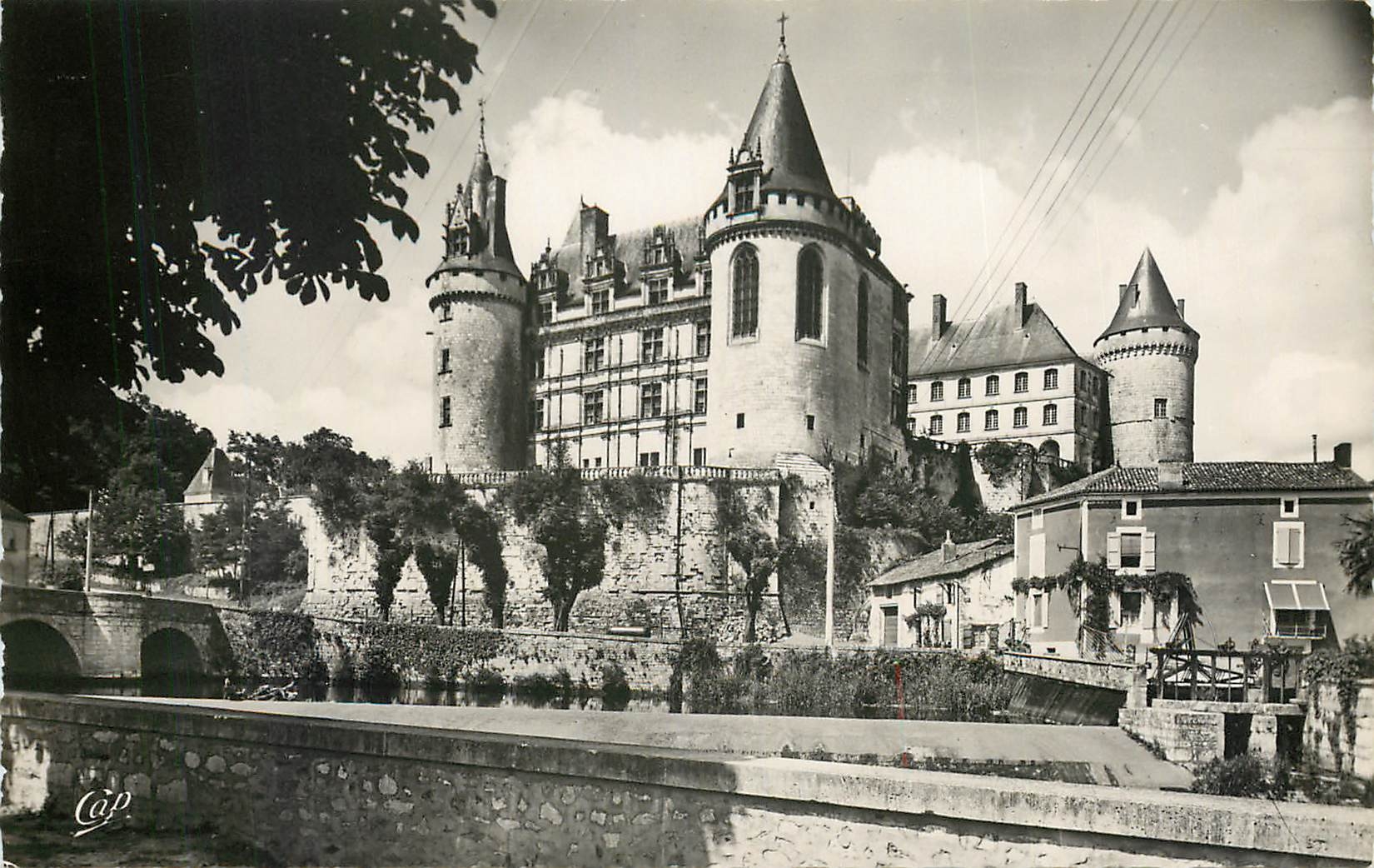 Le Château de La Rochefoucauld — La Tardoire — Réal-Photo, Paris