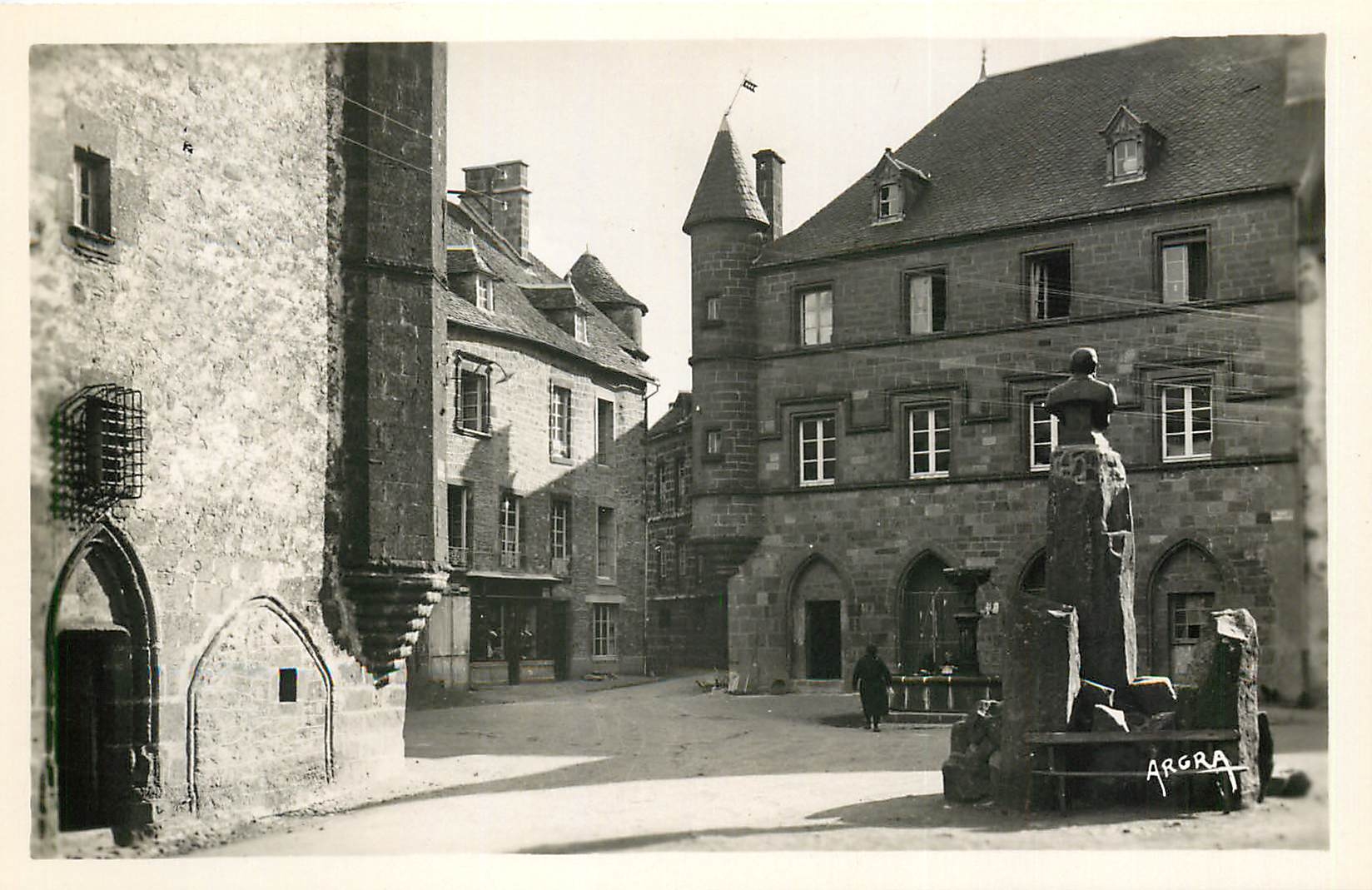 Antike Ansichtskarte Salers (Cantal) Haus der Flogeac das Rathaus und Büste von Tyssandier d'Escous, der die berühmte Rinderrasse verbesserte