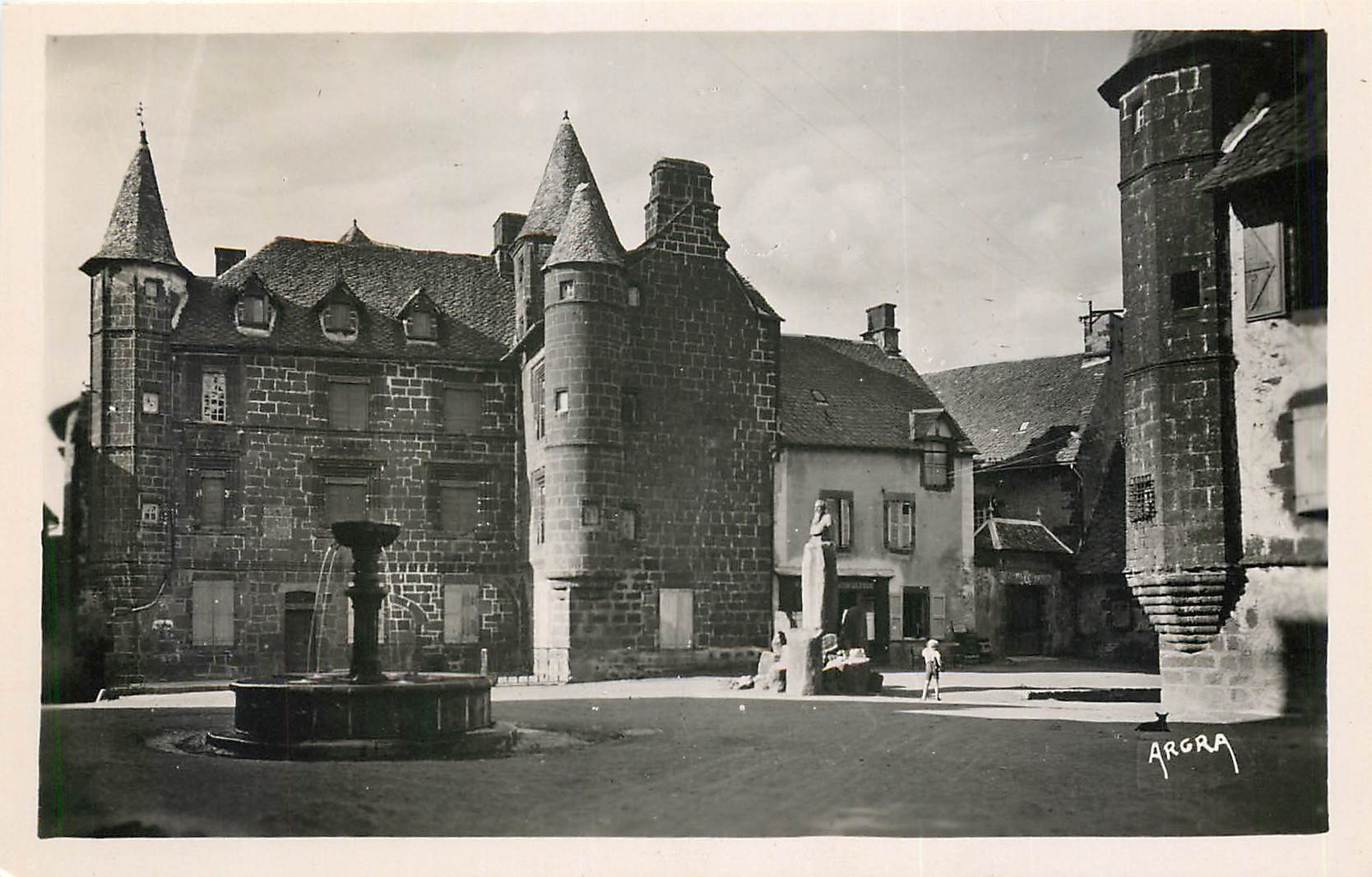 CPA Salers (Cantal) La Grande Place La maison du Notaire
