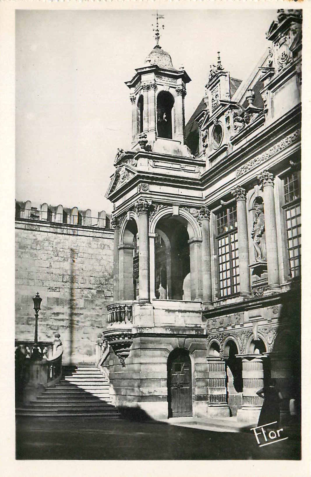 CPA La Rochelle (Ch Mme) Le Compaille de l'Hotel de Ville avec la Statuette de Henri IV par Beck