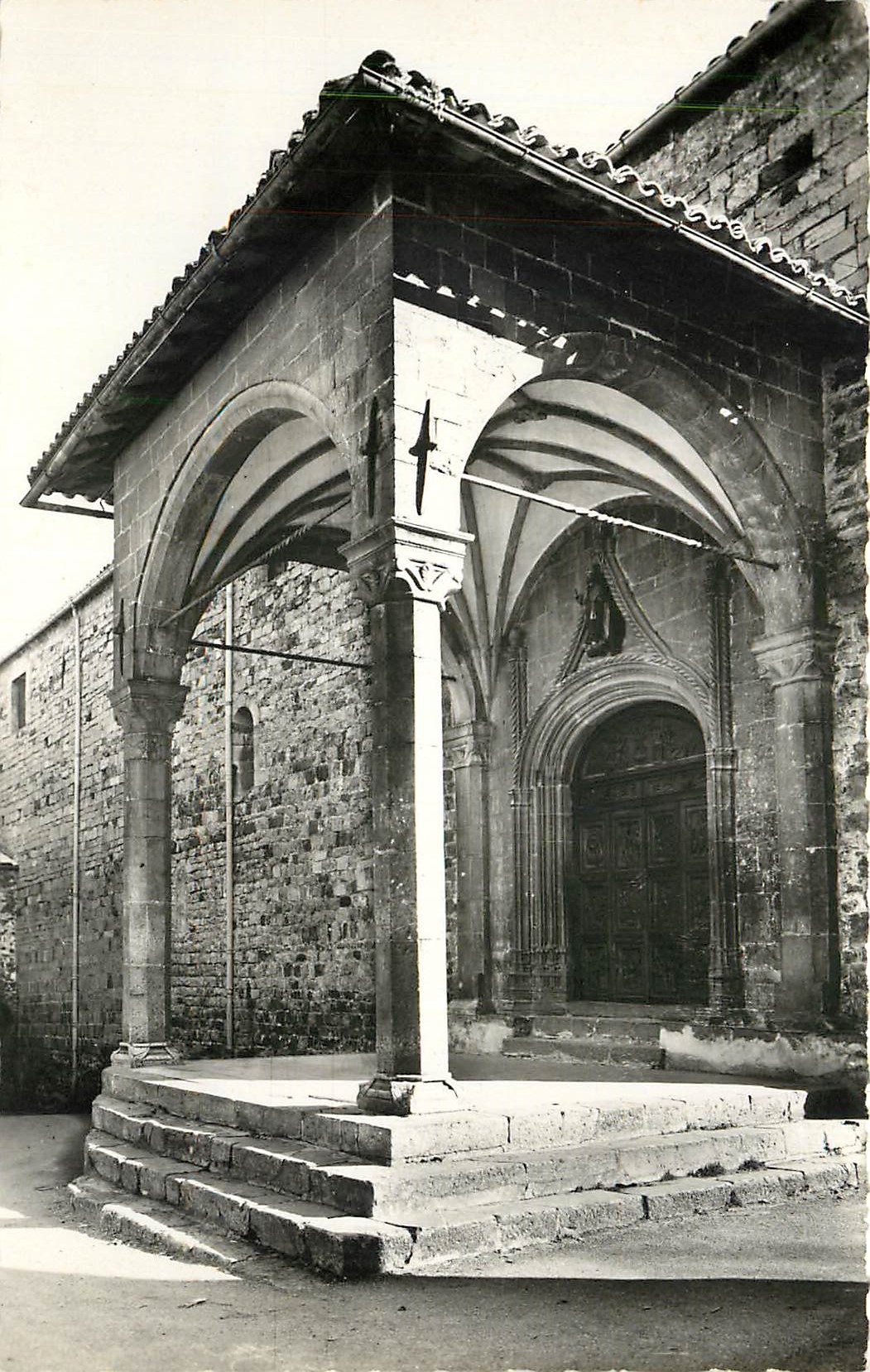 Église Saint-Véran — Porche — UTELLE (A-M) alt. 800 m — Éditeur : Les Éditions Françaises, Bd de Cimiez, Nice