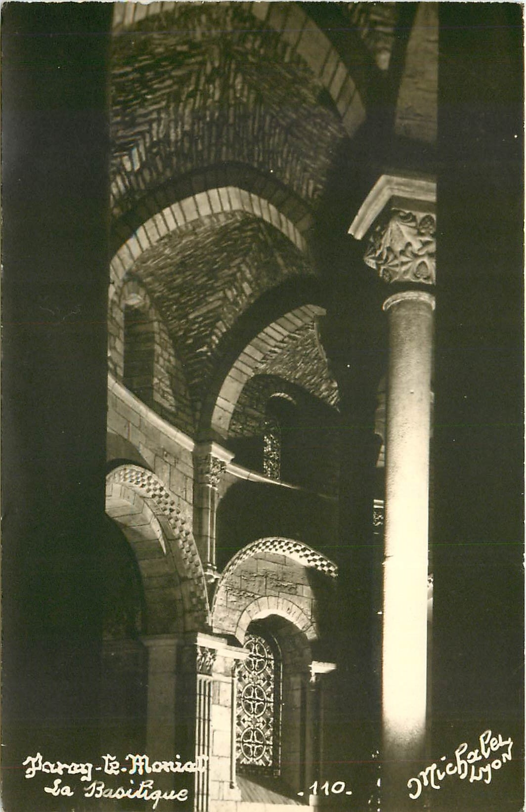 CPA Paray le Monial La Basilique