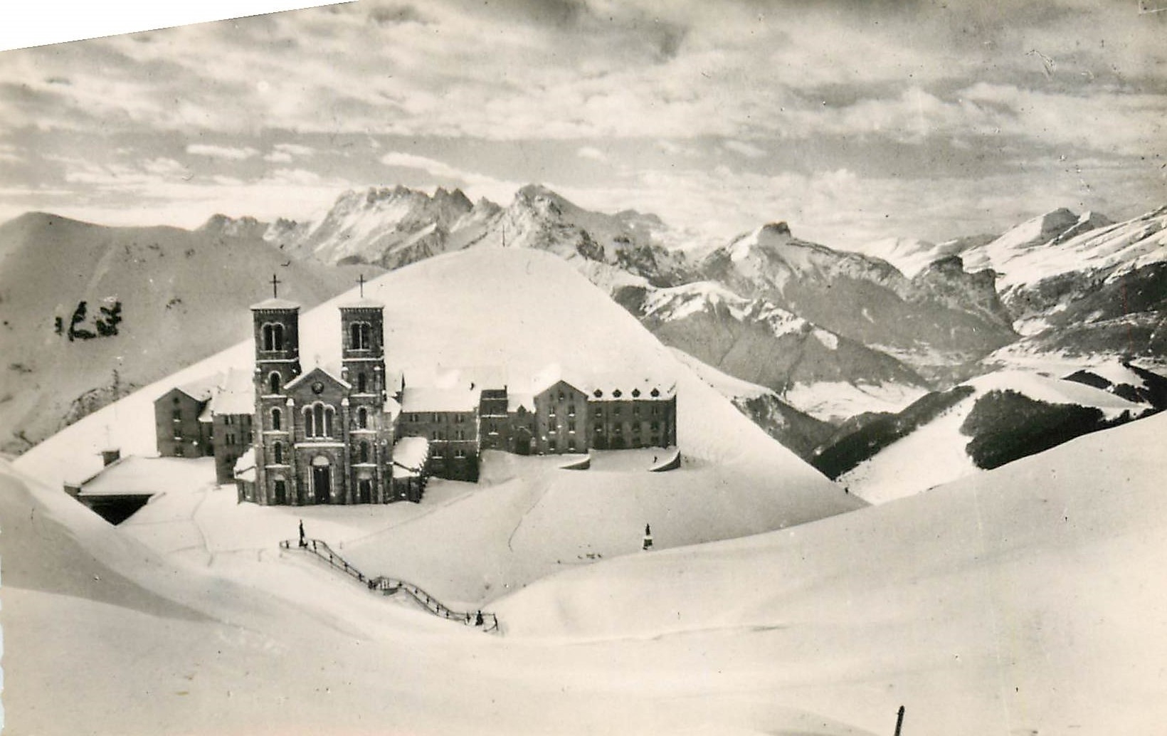 Heiligtum Notre-Dame de la Salette — Majestätisches Ensemble der schneebedeckten Gipfel um das Heiligtum — Verlag: Missionare von Notre-Dame de la Salette