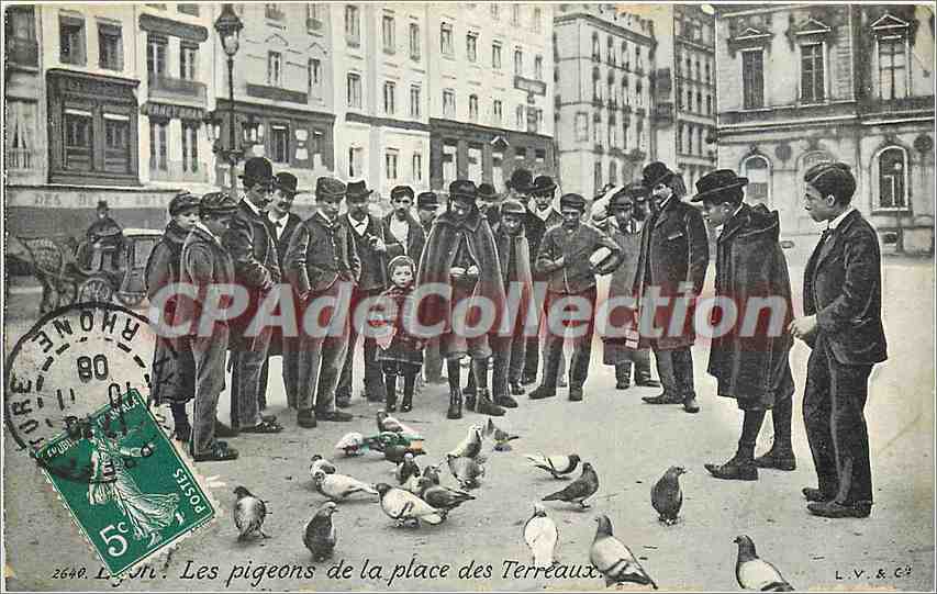 CPA Lyon Les pigeons de la place des Terreaux