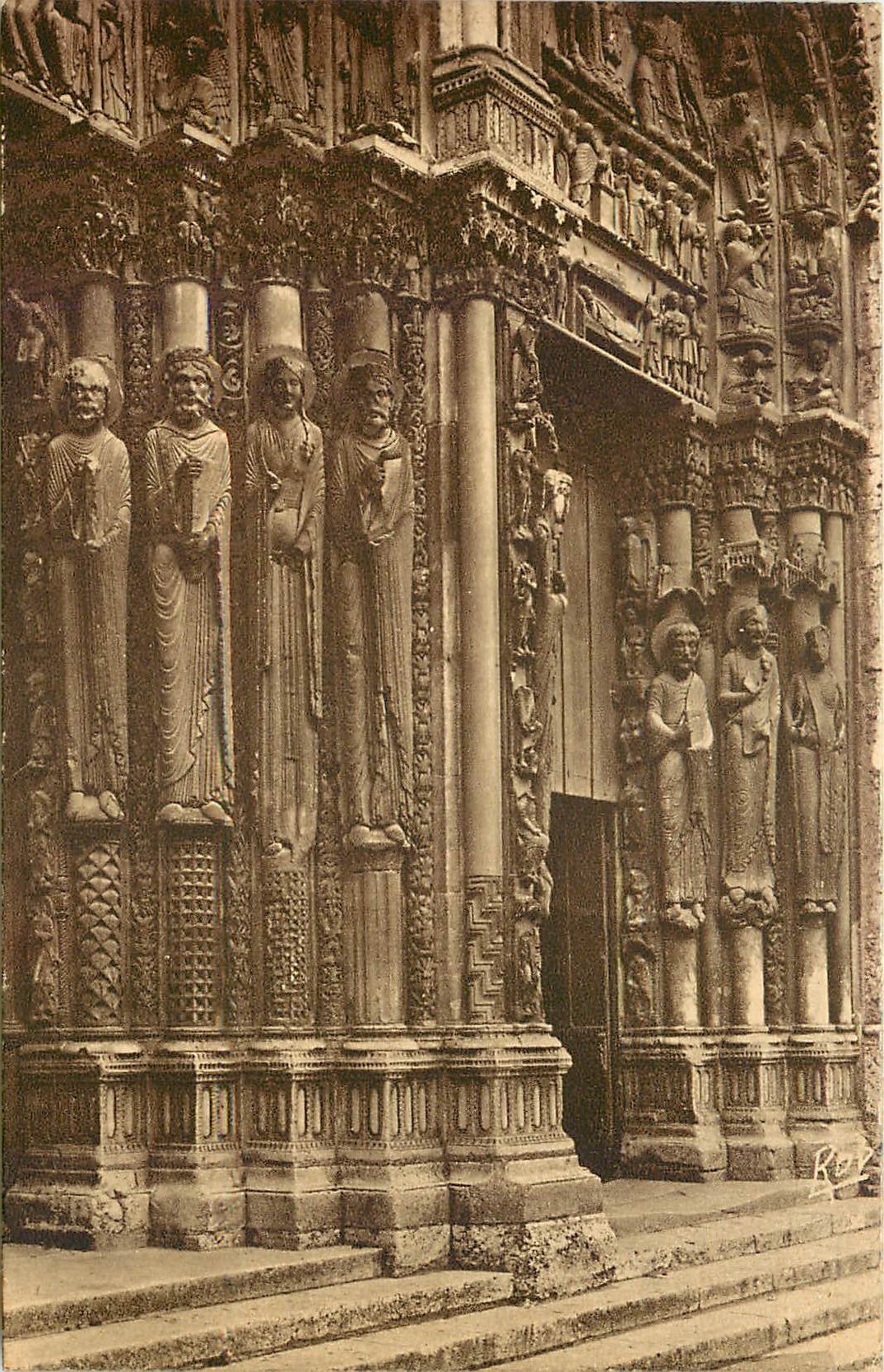 Chartres — Portail Royal, statues sur colonnes (XIIe s.) — Robert Laliet, photographe