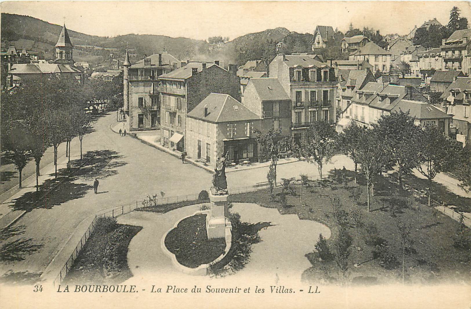 CPA La Bourboule La Place du Souvenir et les Villas