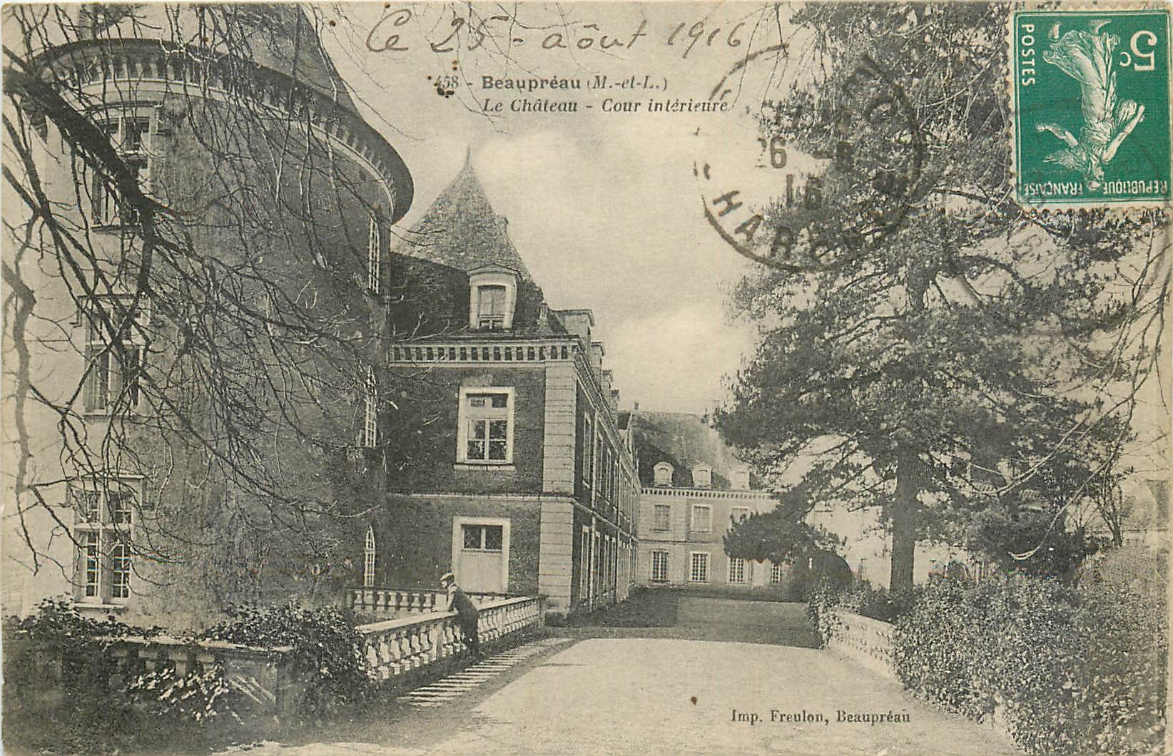 CPA Beaupreau (M et L) Le chateau Cour interieure