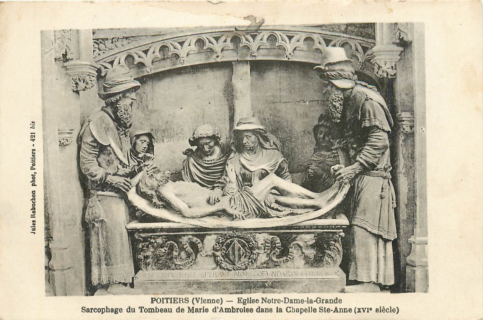 Sarcophage du Tombeau de Marie d'Ambroise dans la Chapelle Ste-Anne — Église Notre-Dame-la-Grande, Poitiers (Vienne) — XVIe siècle