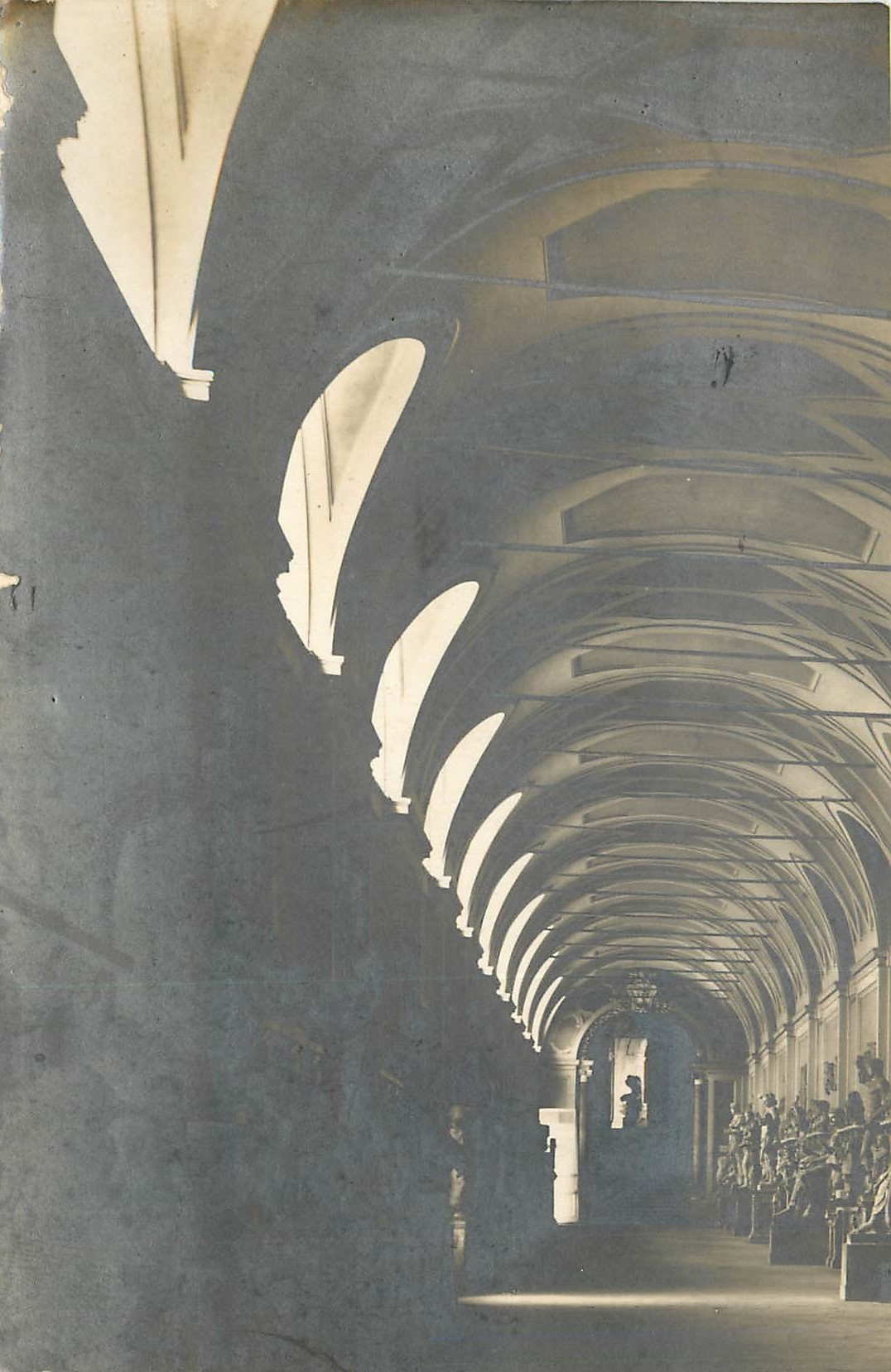 Couloir d'un palais — statues et arcades — CPAdeCollection
