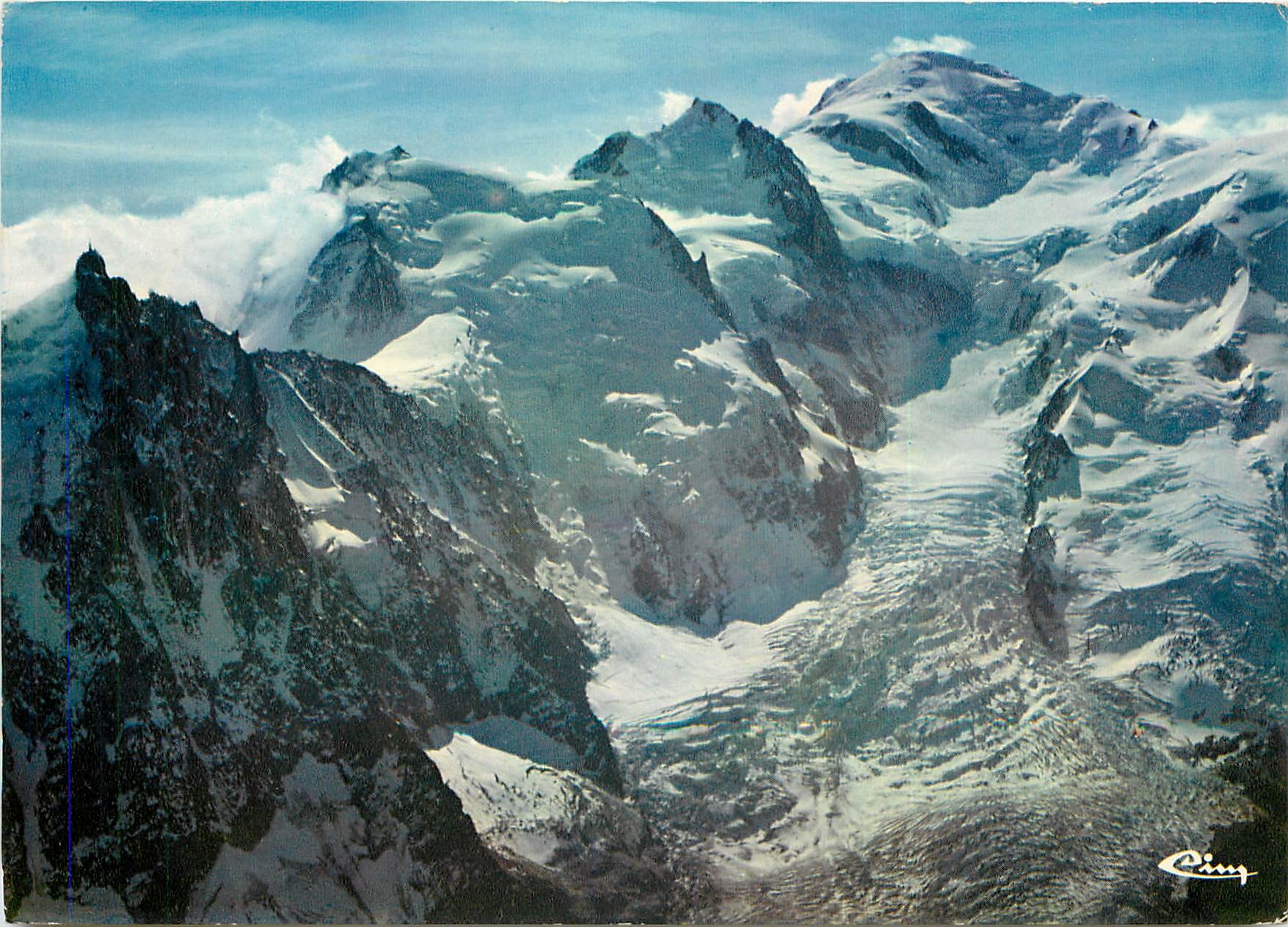 Vue aérienne des Aiguilles du Midi et du Mont-Blanc — Cing
