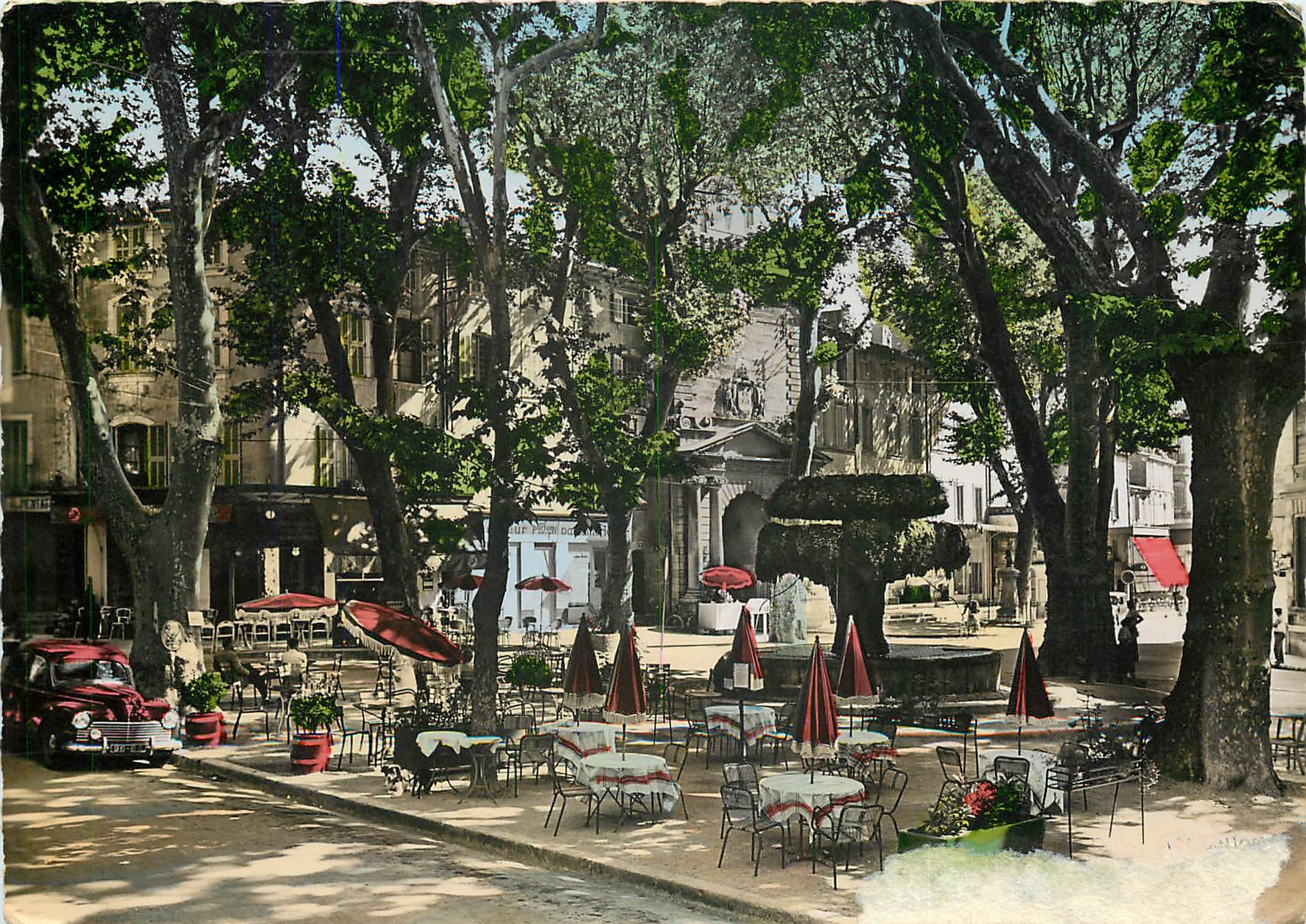 Place Crousillat in Salon-de-Provence — Ansicht der Fontäne und Terrassen — Editions S.A.S.T. n°2