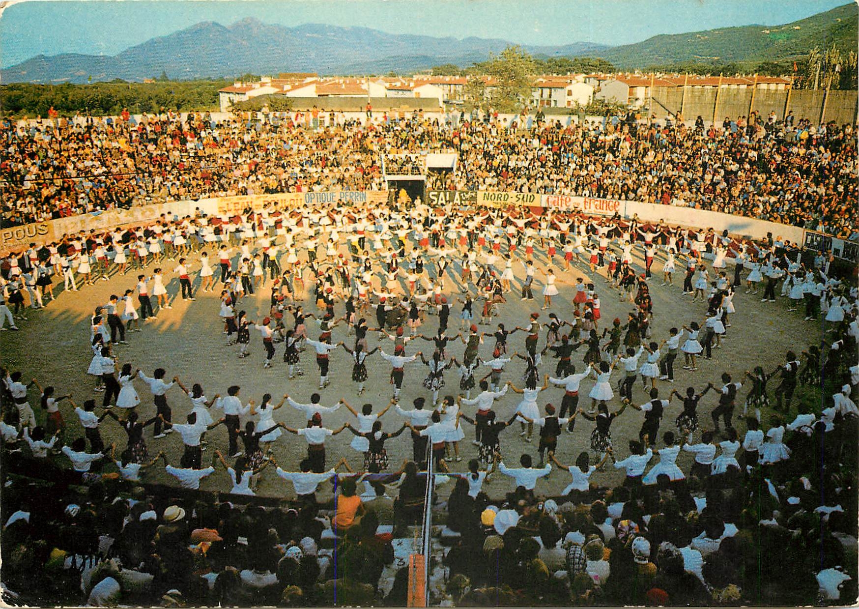 CPSM Folklore et Couleurs du Roussillon Ceret Ville d'Art et de Traditions Catalanes la Sardane Germ