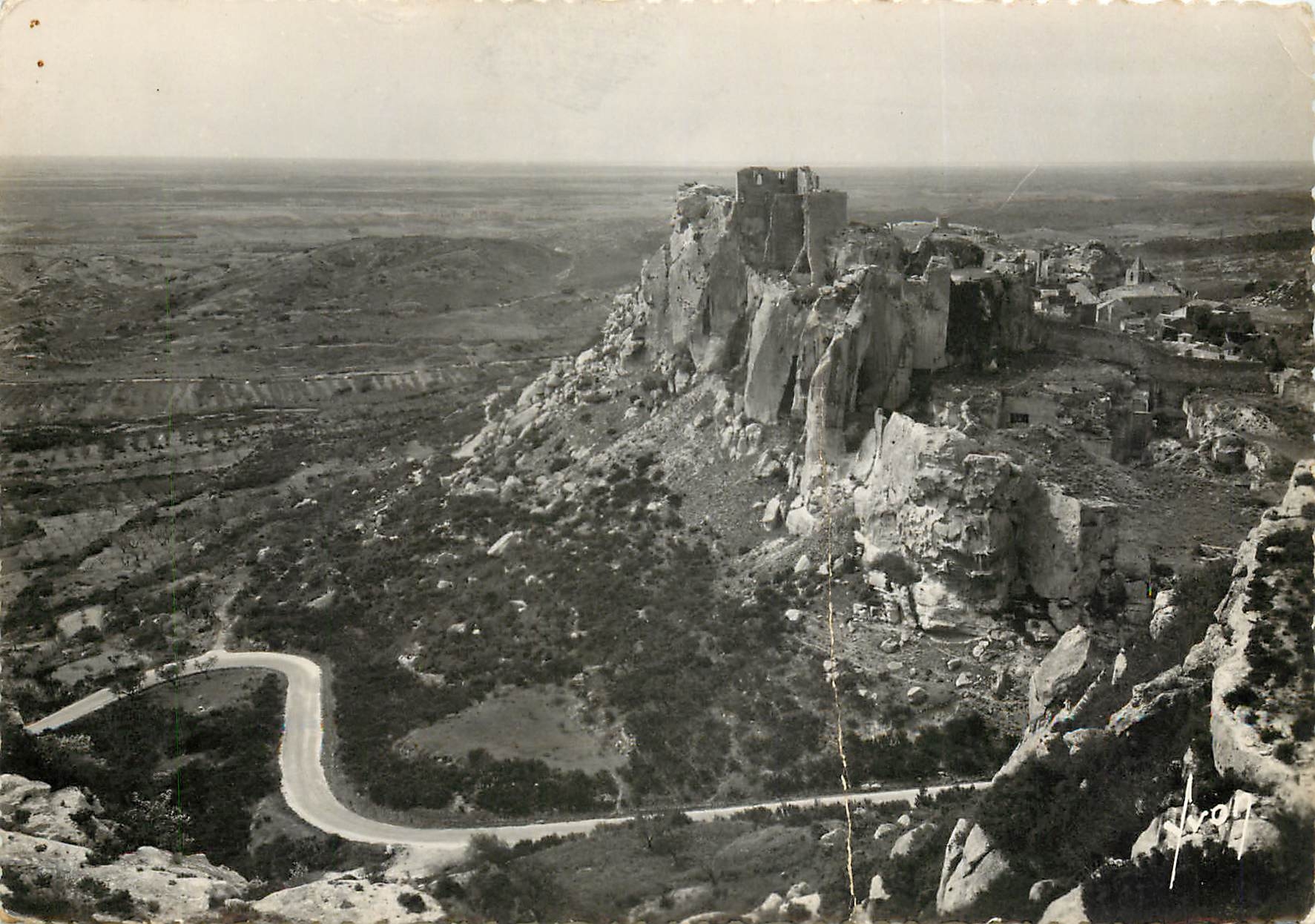 Les Baux (B.-du-R.) — Vue d'ensemble, route de St-Rémy — Éditions d'Art, Paris