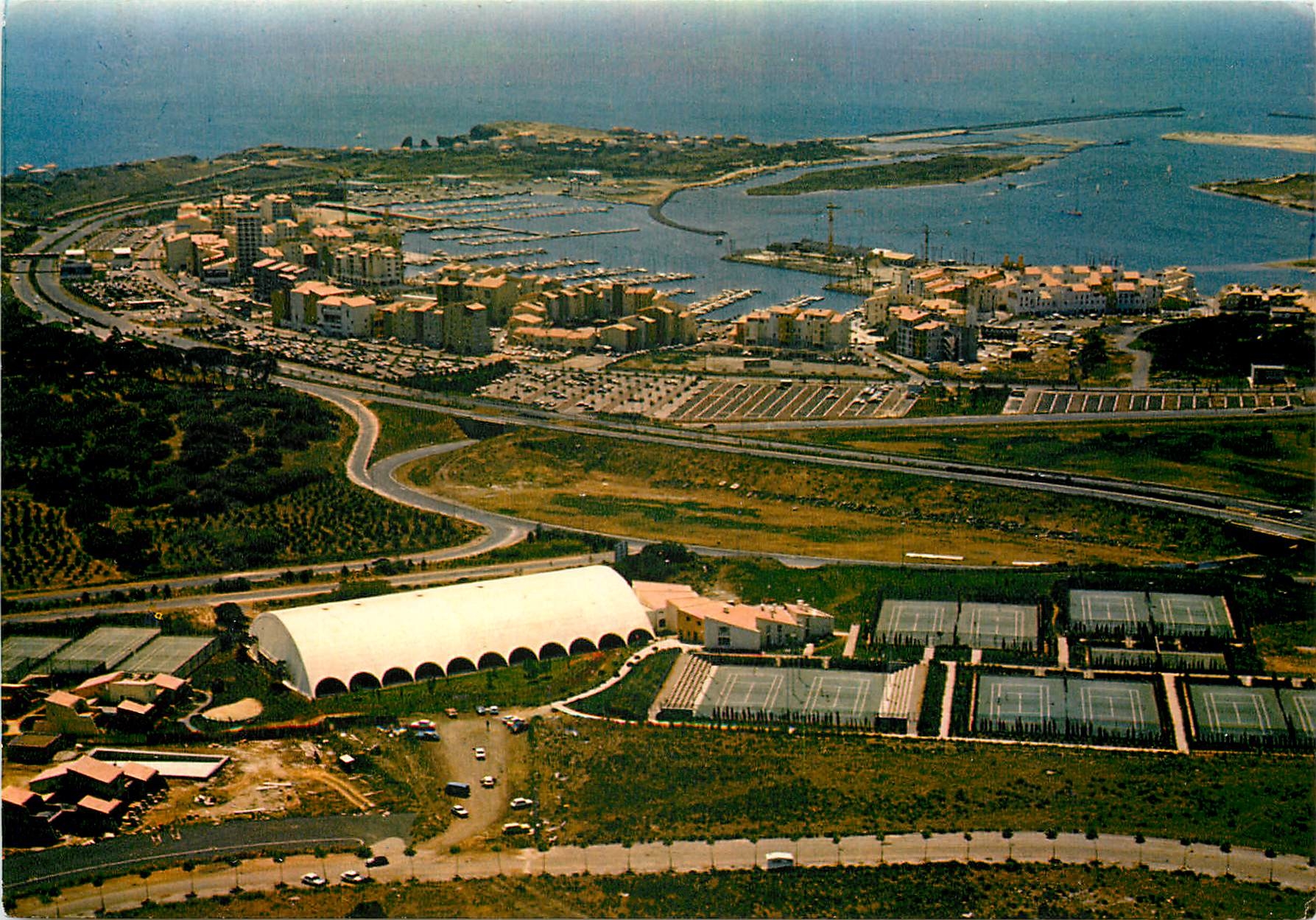 Halbmoderne Ansichtskarte Cap d'Agde Luftbild im Vordergrund der Barthes Tennis Club