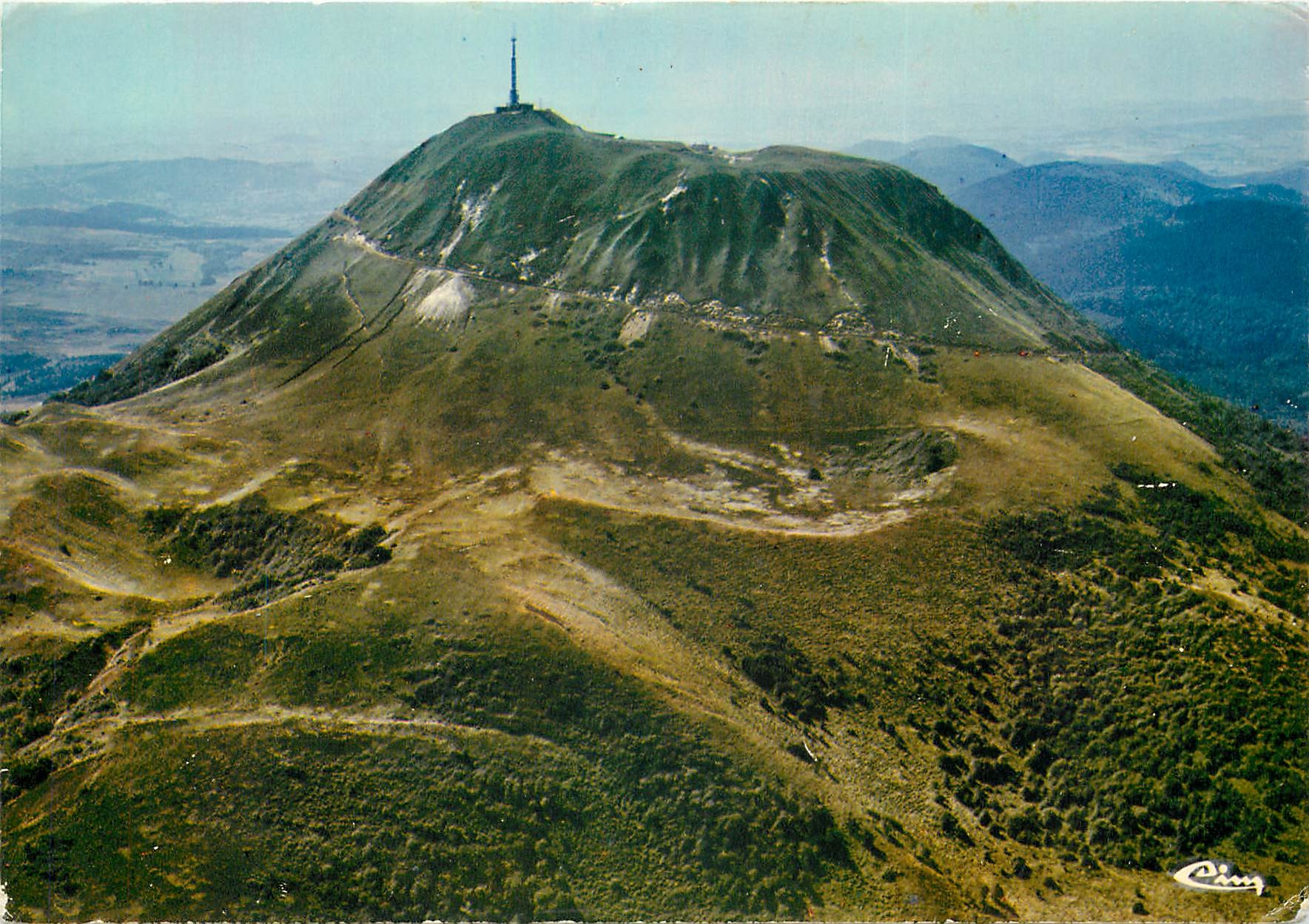 CPSM Beaux Sites de l'Auvergne Le Puy de Dome (P de D) alt 1465 m Vue aerienne