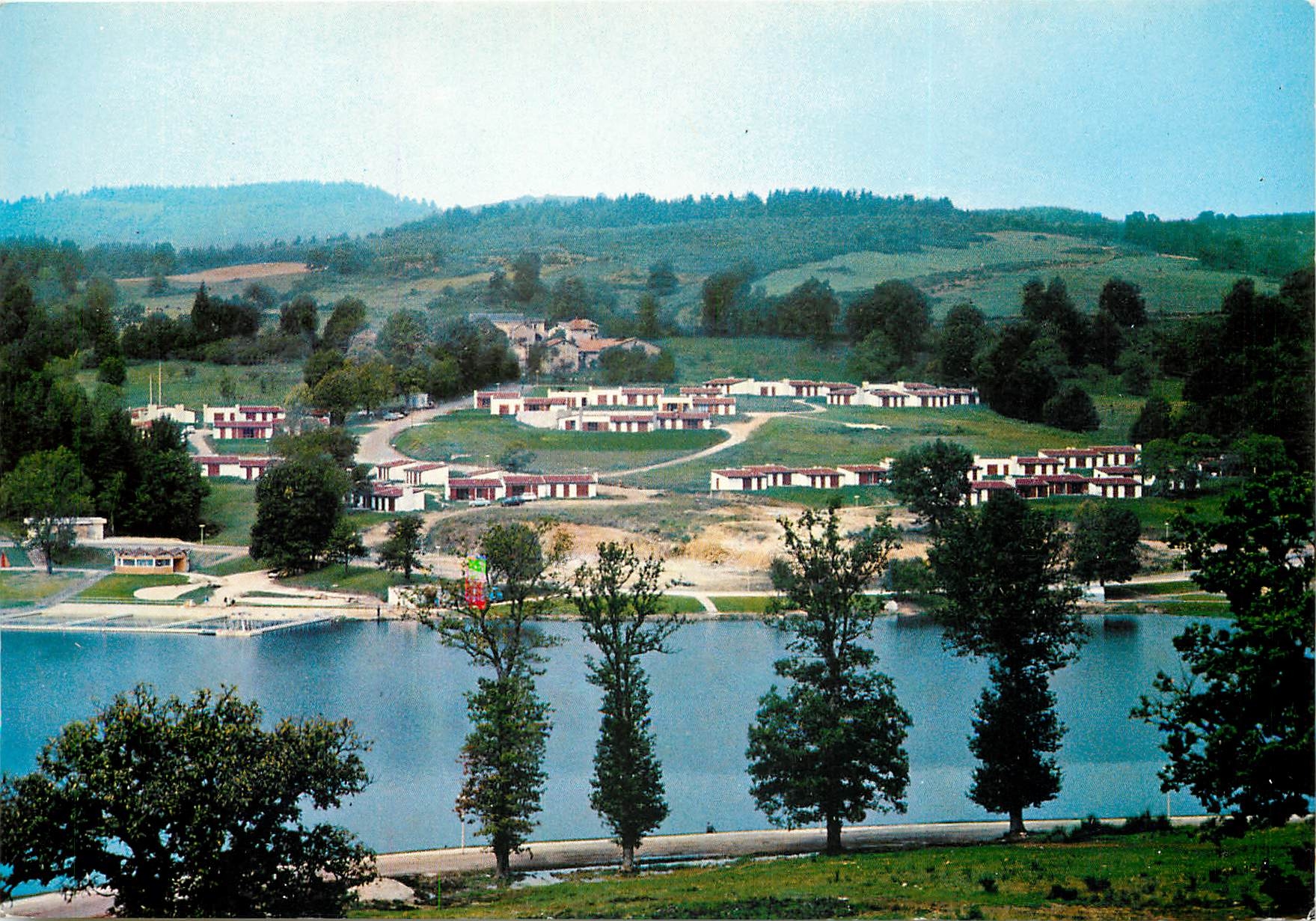 Halbmoderne Ansichtskarte St Remy sur Durolle (P de D) Allgemeiner Blick auf das Tourismuszentrum und die Pavillons des Dorfes Vacances