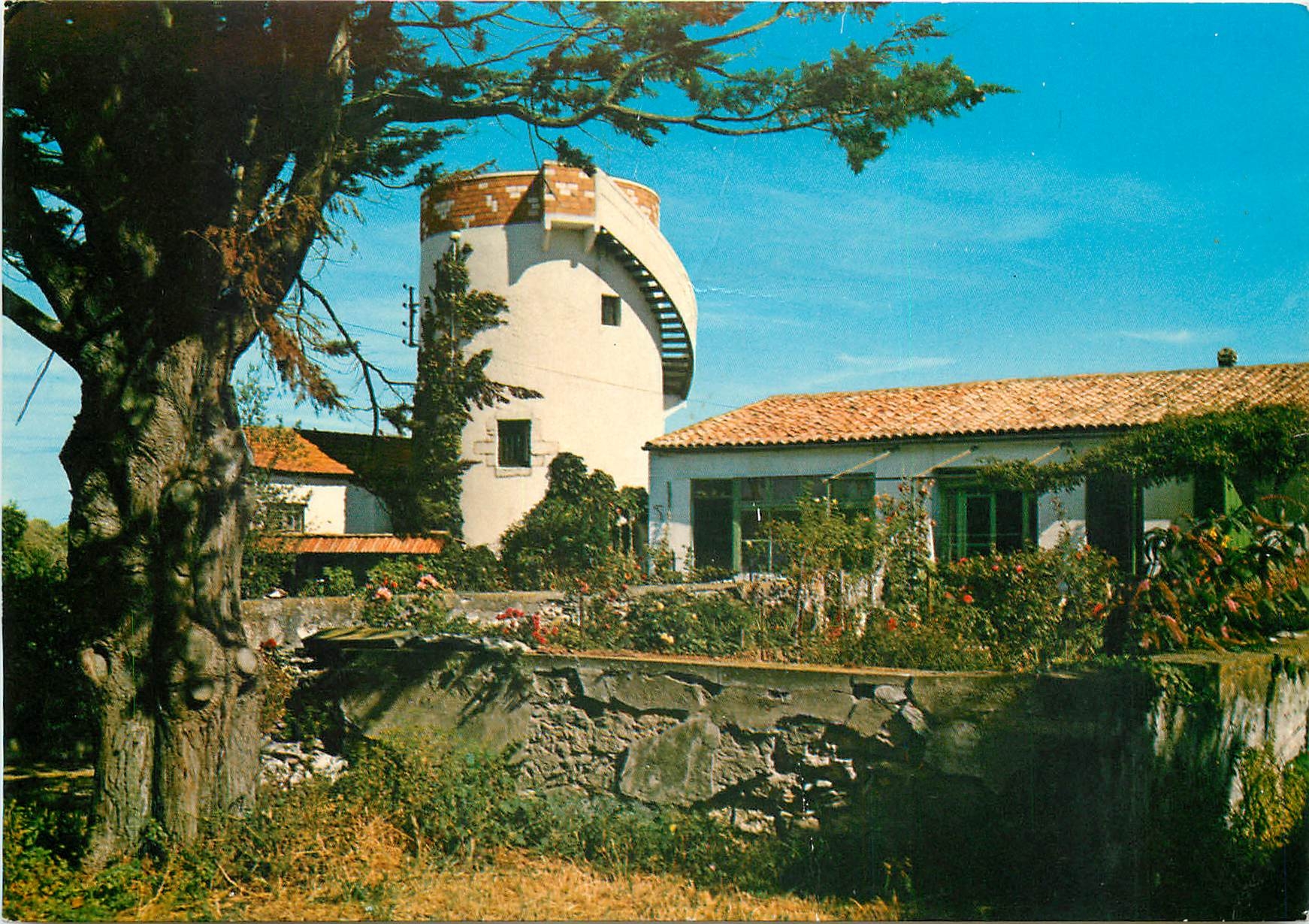 Isle of Ré (Ch-Mme-17) — House and old Rétais mill — Natural Colors