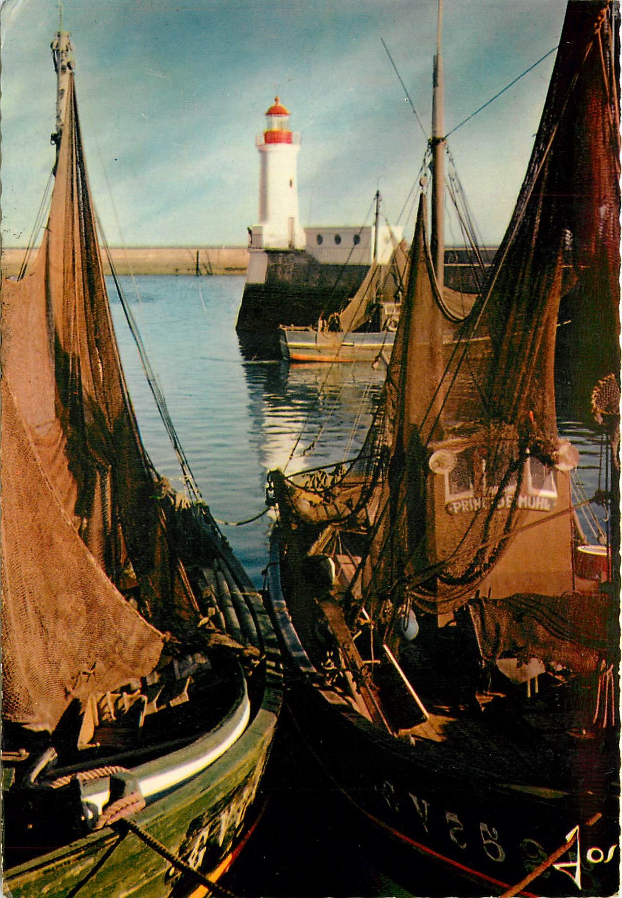 Bateaux séchant leurs filets dans le port (Guilvinec) — La Bretagne en Couleurs, éditions d'Art JOS, n° MX 3107
