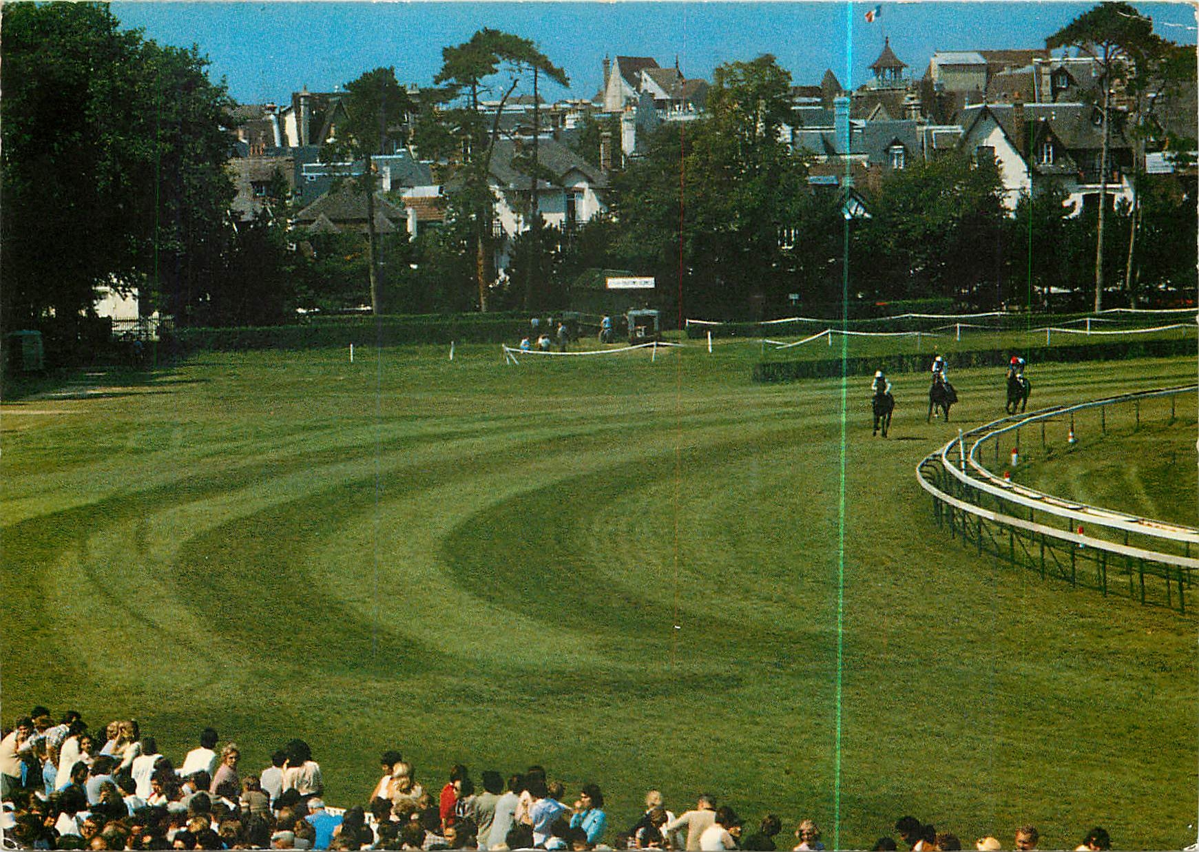 Côte Fleurie — Deauville — Station balnéaire de réputation mondiale — Le champ de courses