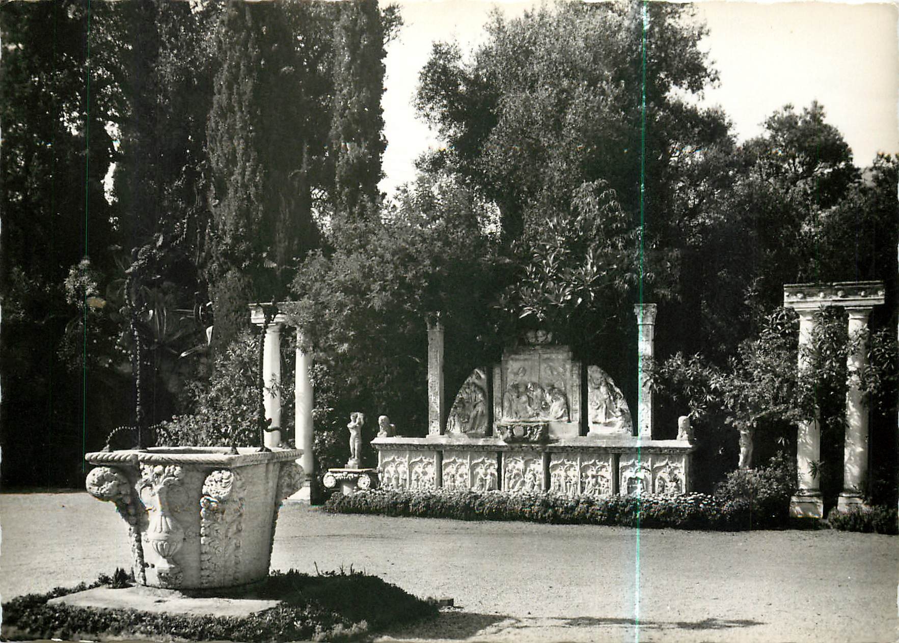 Villa Ephrussi de Rothschild — Cour d'Honneur — Éditions « La Cigogne » Monaco