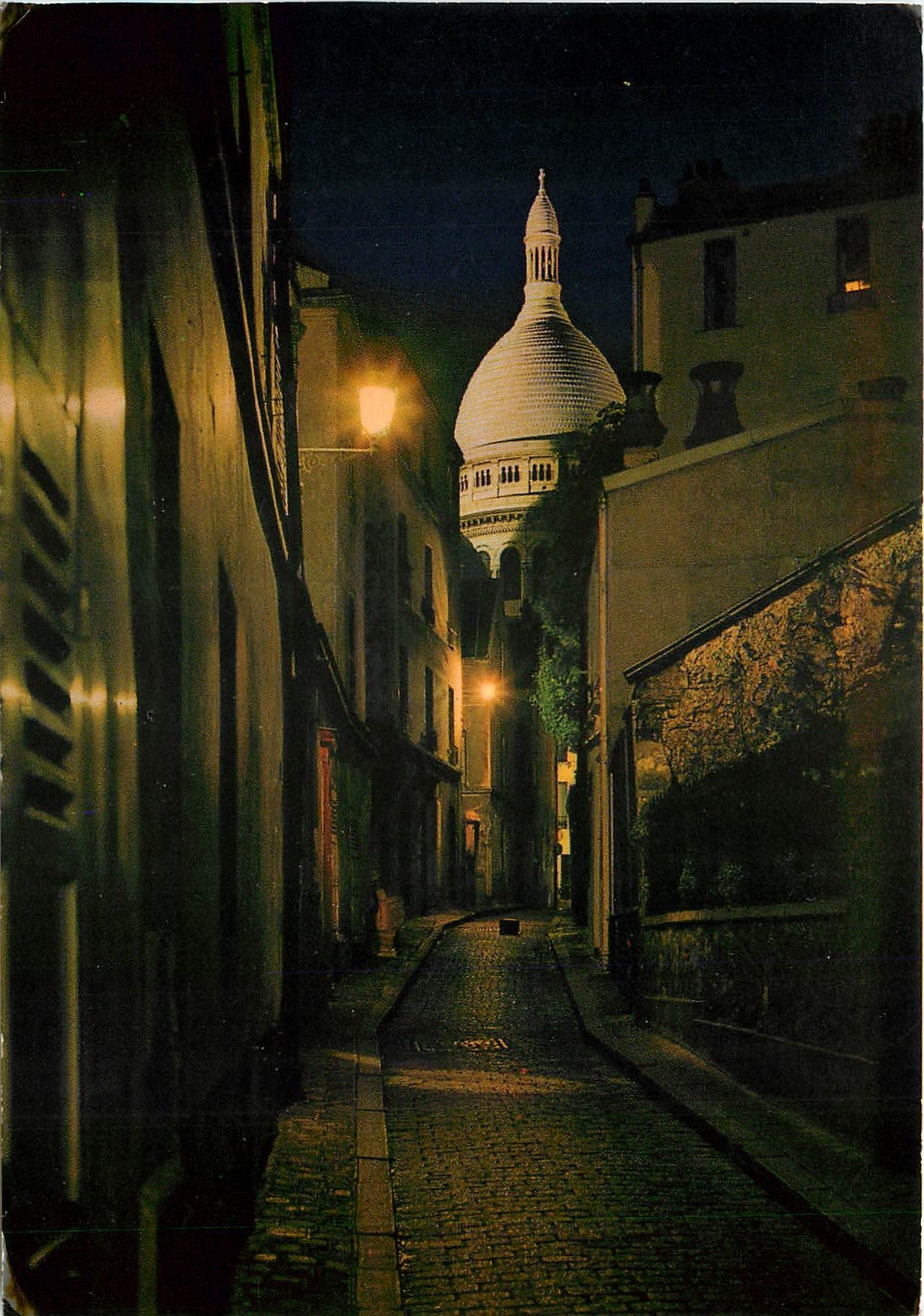 CPSM Paris la nuit Ruelle de Montmartre avec le Savre Coeur