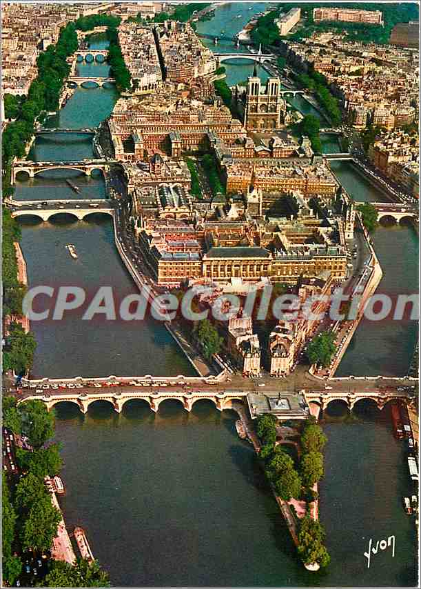 CPSM En survolant Paris l'Ile de la Cite et la Seine le Pont Neuf le Palais de Justice la Sainte Cha