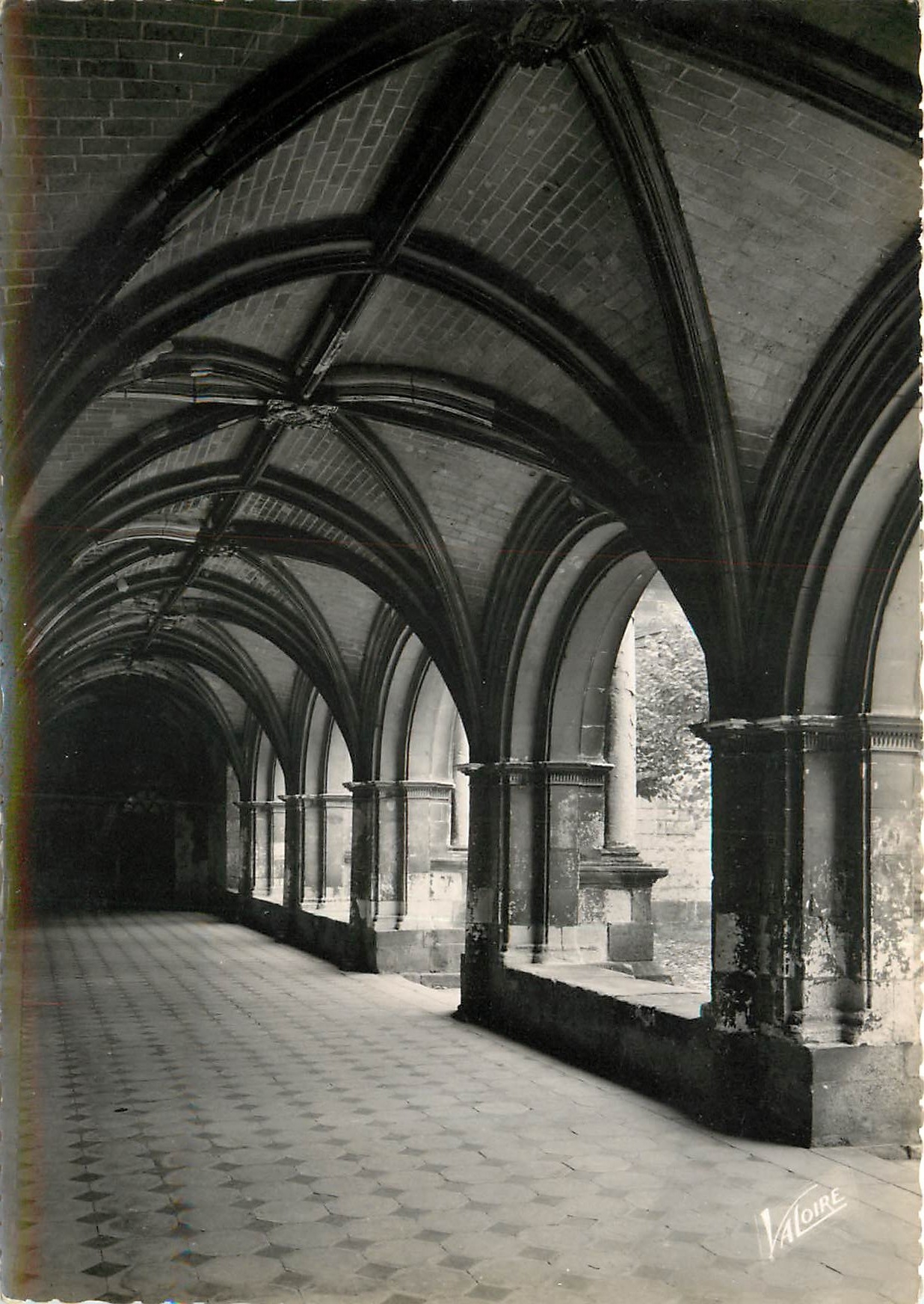 CPSM Les Merveilles du Val de Loire Fontevrault l'Abbaye (Maine et Loire) L'eglise abbatiale (XIIe s