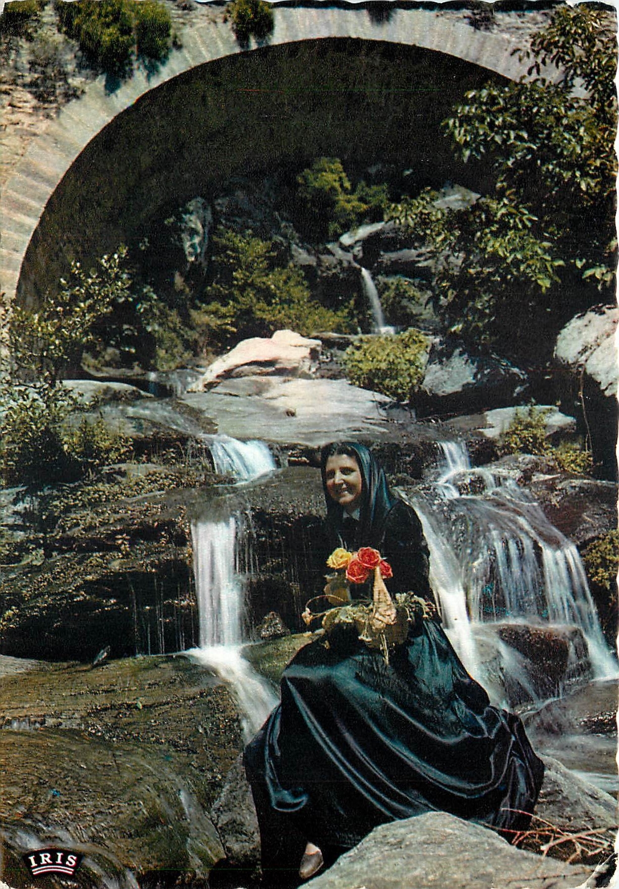 Sourire de Corse — Un sourire de Corse sur un fond de rideau tissé par l'eau — Édit. MEXICHROME
