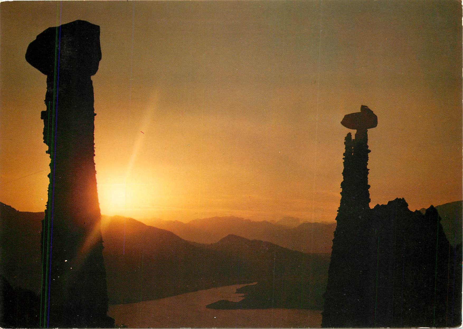 Lac de Serre Ponçon — Demoiselles Coiffées, au coucher du soleil — Éditions CELLARD BRON