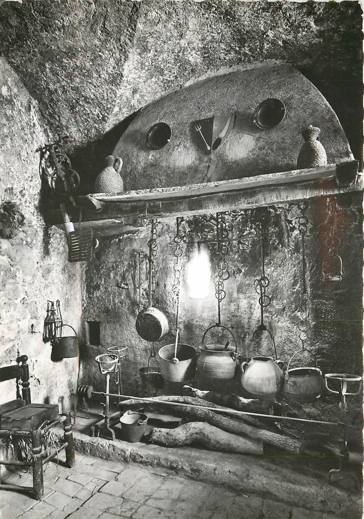 Roquebrune-Village — Le vieux château féodal — La cuisine — Éditions S.E.T.T.E. Nice