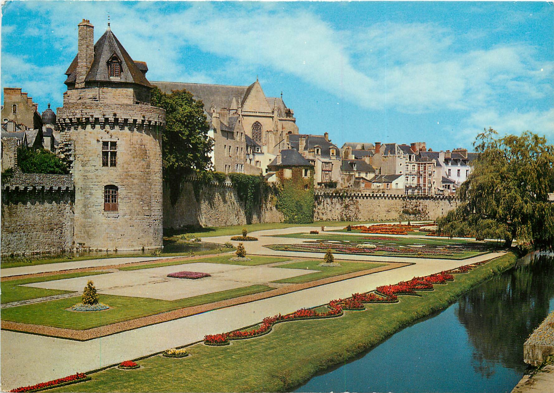 CPSM La Bretagne Pittoresque Vannes (Gwened nom breton) les jardins la Tour du Connetable Richemont