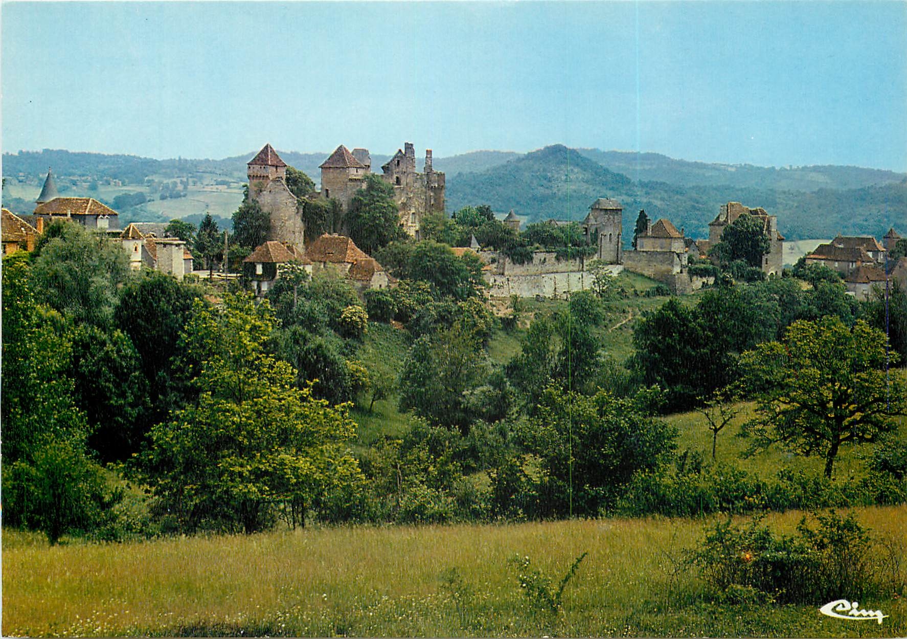 CPSM La Correze Touristique Curemonte Pittoresque Village mediaval le Chateau et l'eglise (XIe XIIe